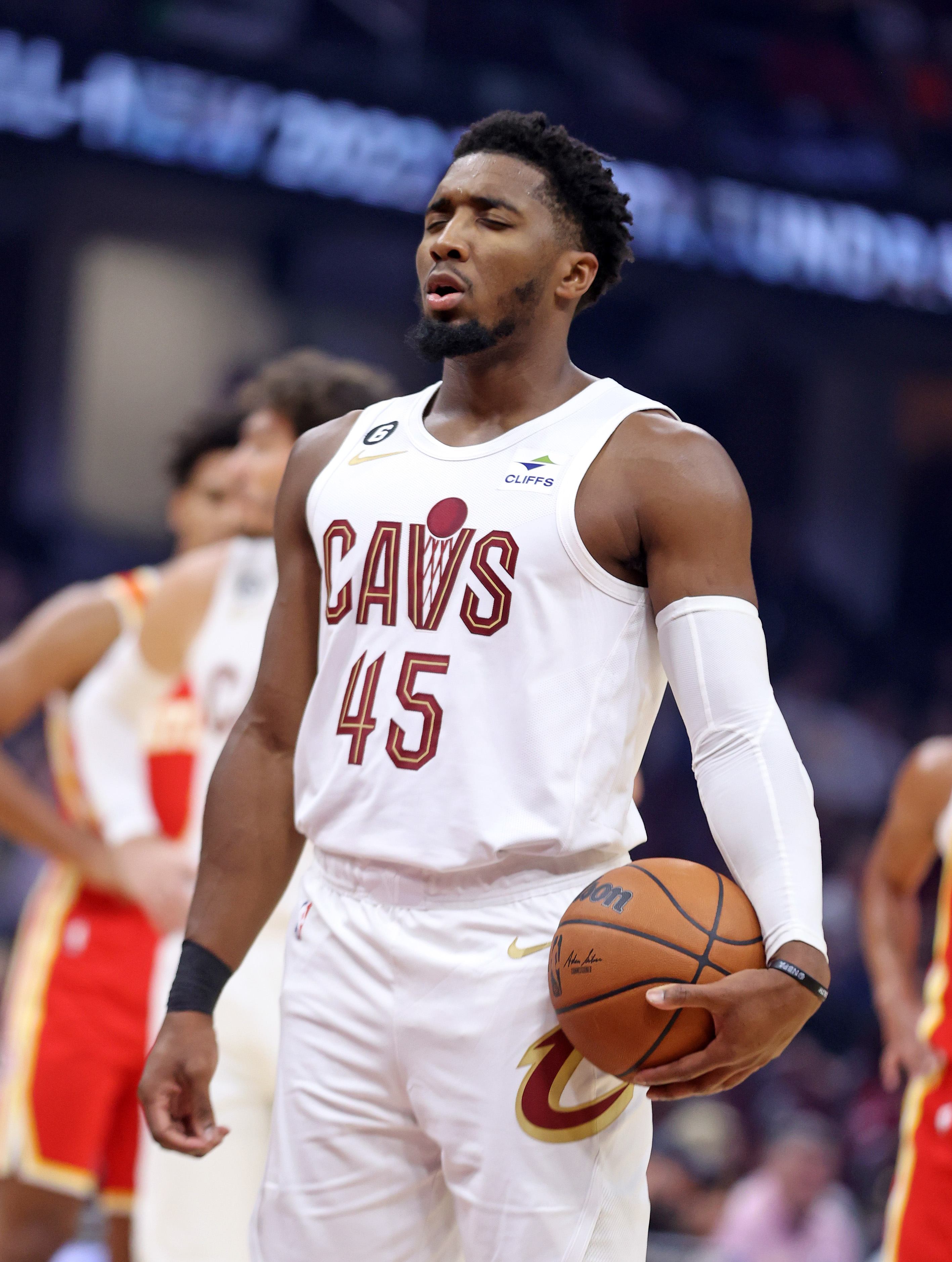 Donovan Mitchell injury updates: Cavaliers SG returns to bench after  briefly going to locker room Tuesday vs. Nets - DraftKings Network