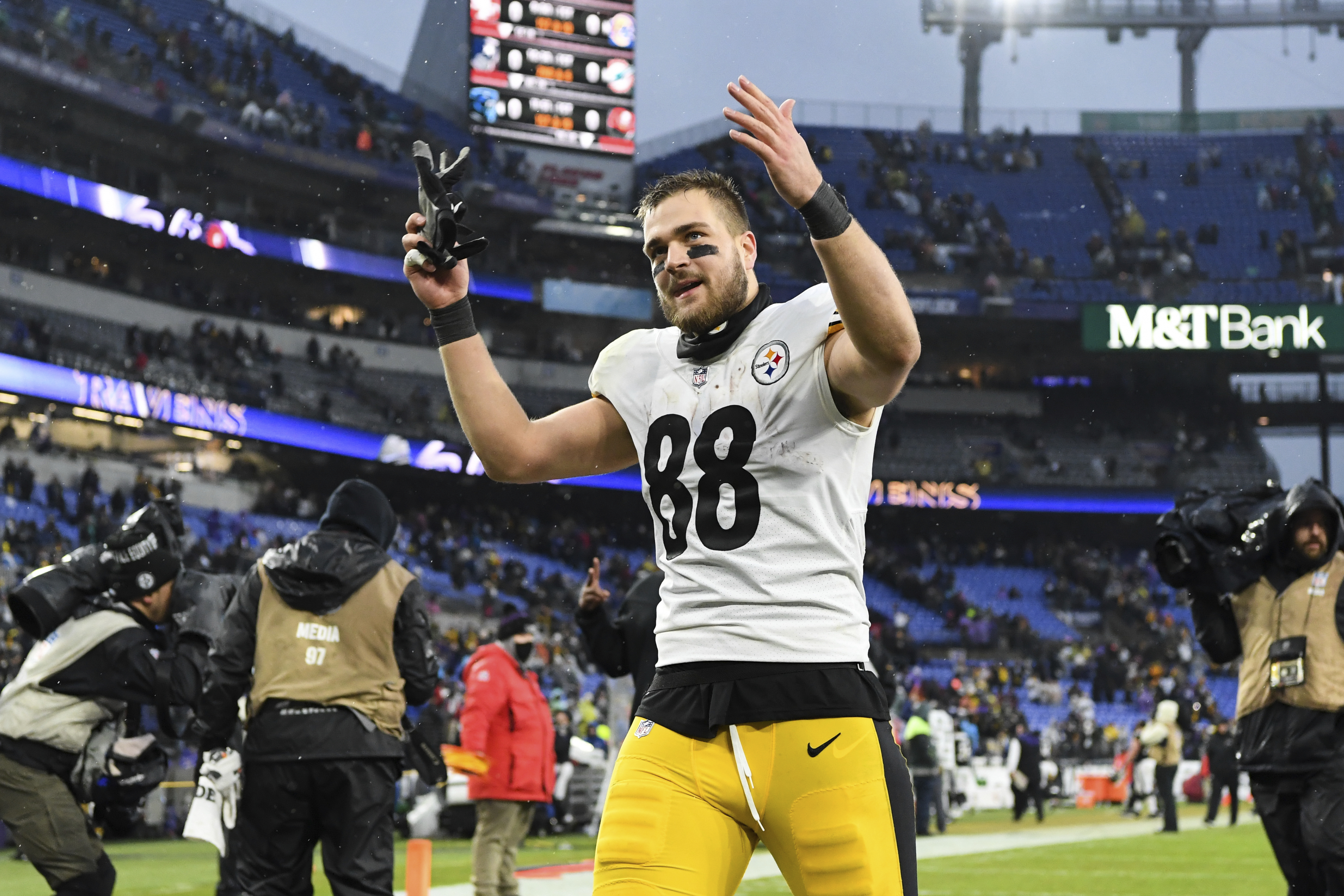 Steelers will honor Jerome Bettis on night of Ravens game