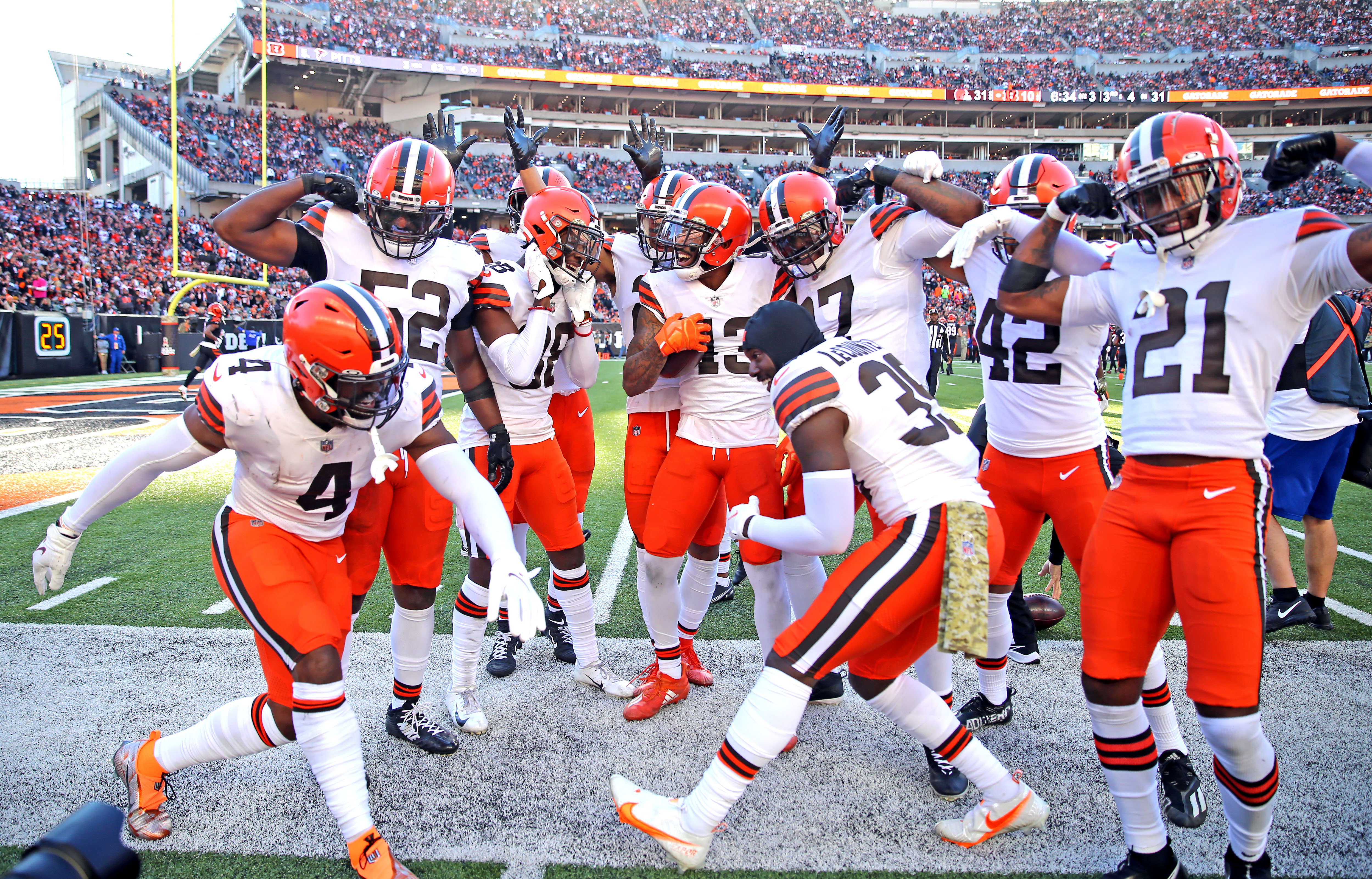 The Cleveland Browns celebrate a sack against the Cincinnati