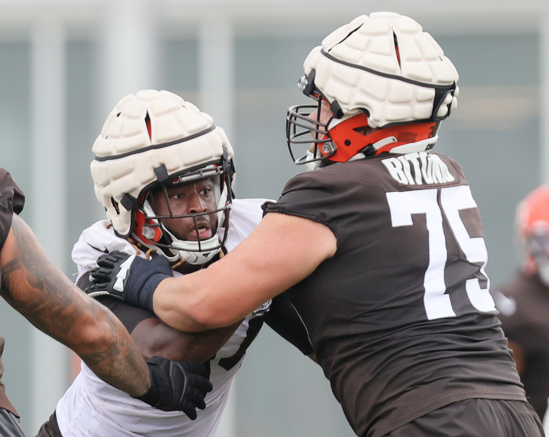 CLEVELAND, OH - OCTOBER 16: Cleveland Browns defensive end Alex