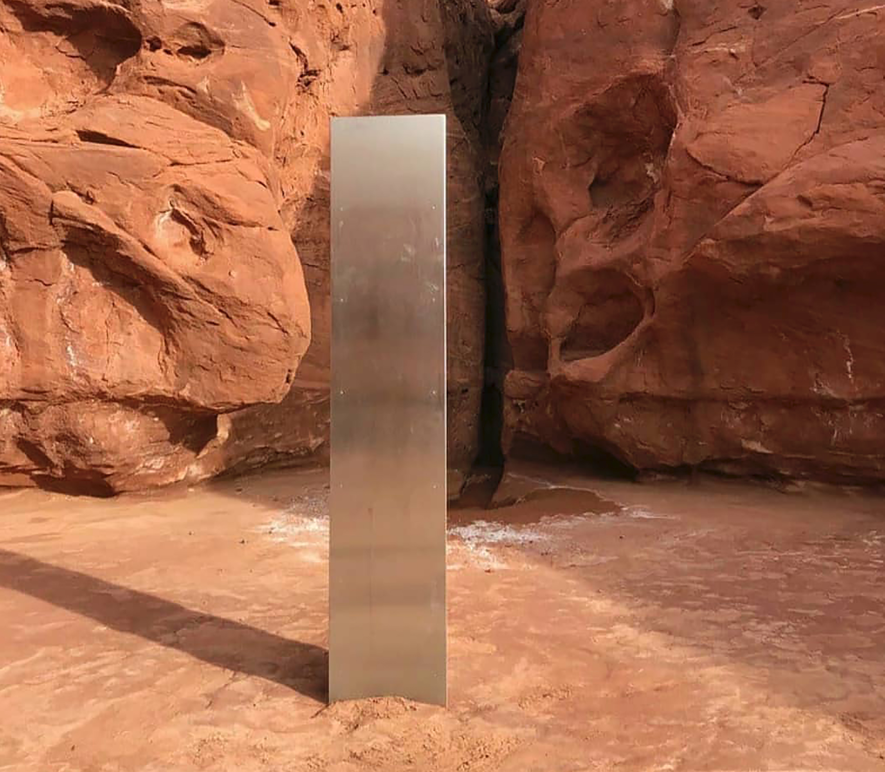 металлический монолит в пустыне. монолит в пустыне юта. лагерь монолита зов припяти. монолит из космической одиссеи 2001. металлический монолит в румынии.