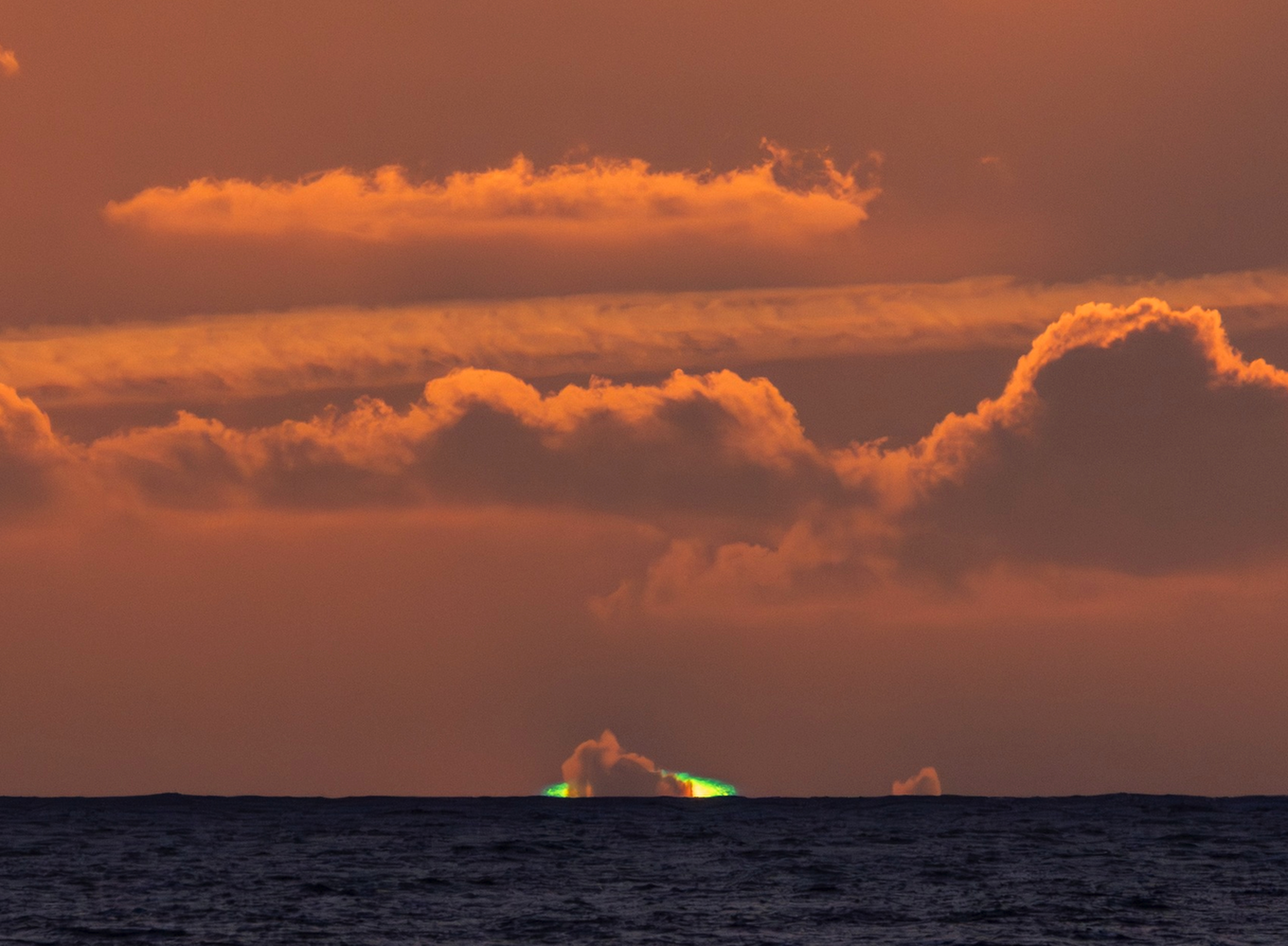 Rare 'green flash' sunset captured off Oregon's coast (photo