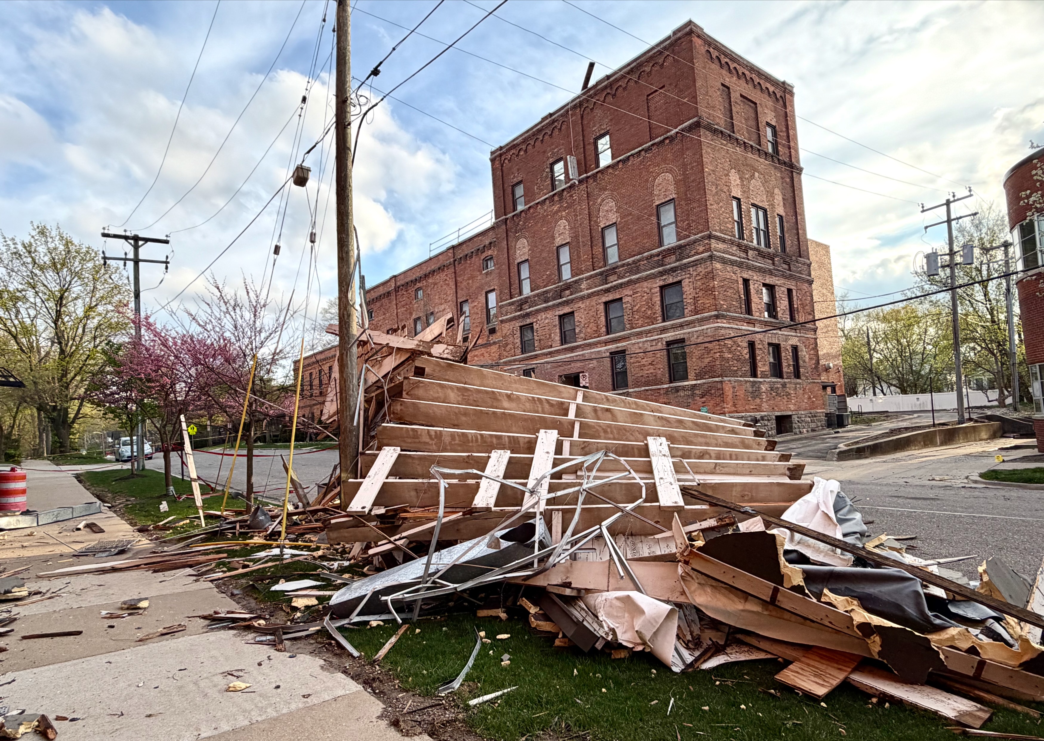 300枚限定◆メロハー,AOR◆LOUDGUNS/BROKEN HIGHWAY Tornado-damaged historic brewery building in Ann Arbor picking up