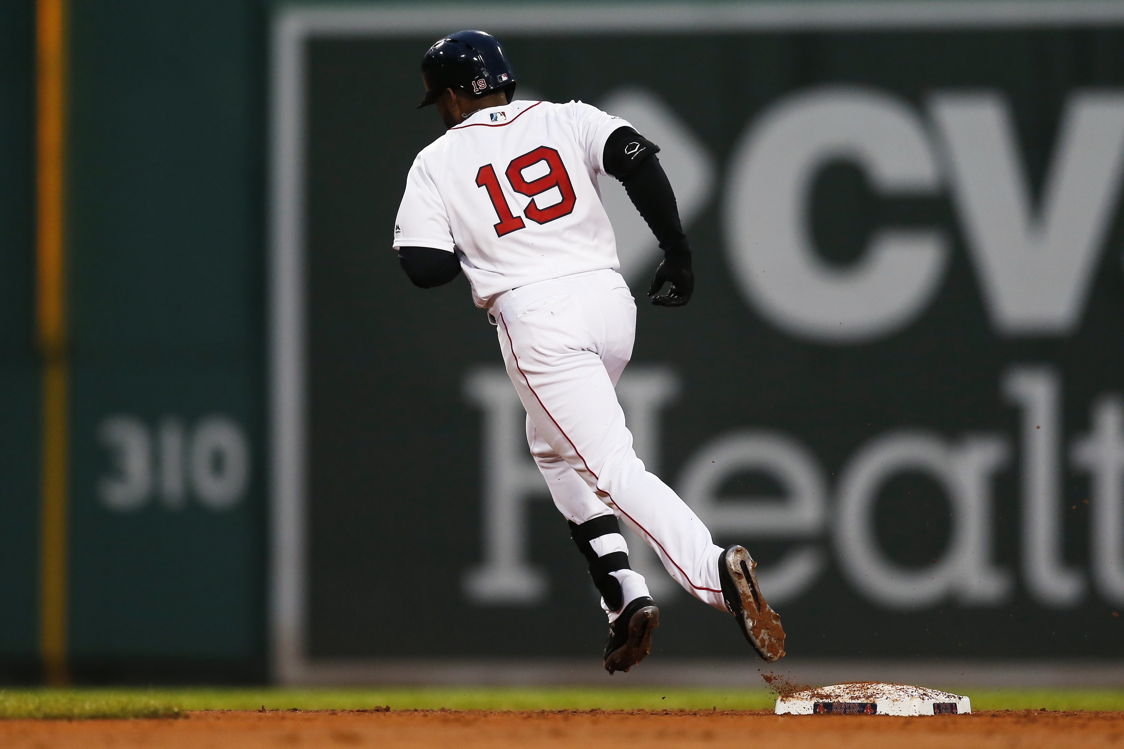 Boston Red Sox outfileder JACKIE BRADLEY JR rounds third