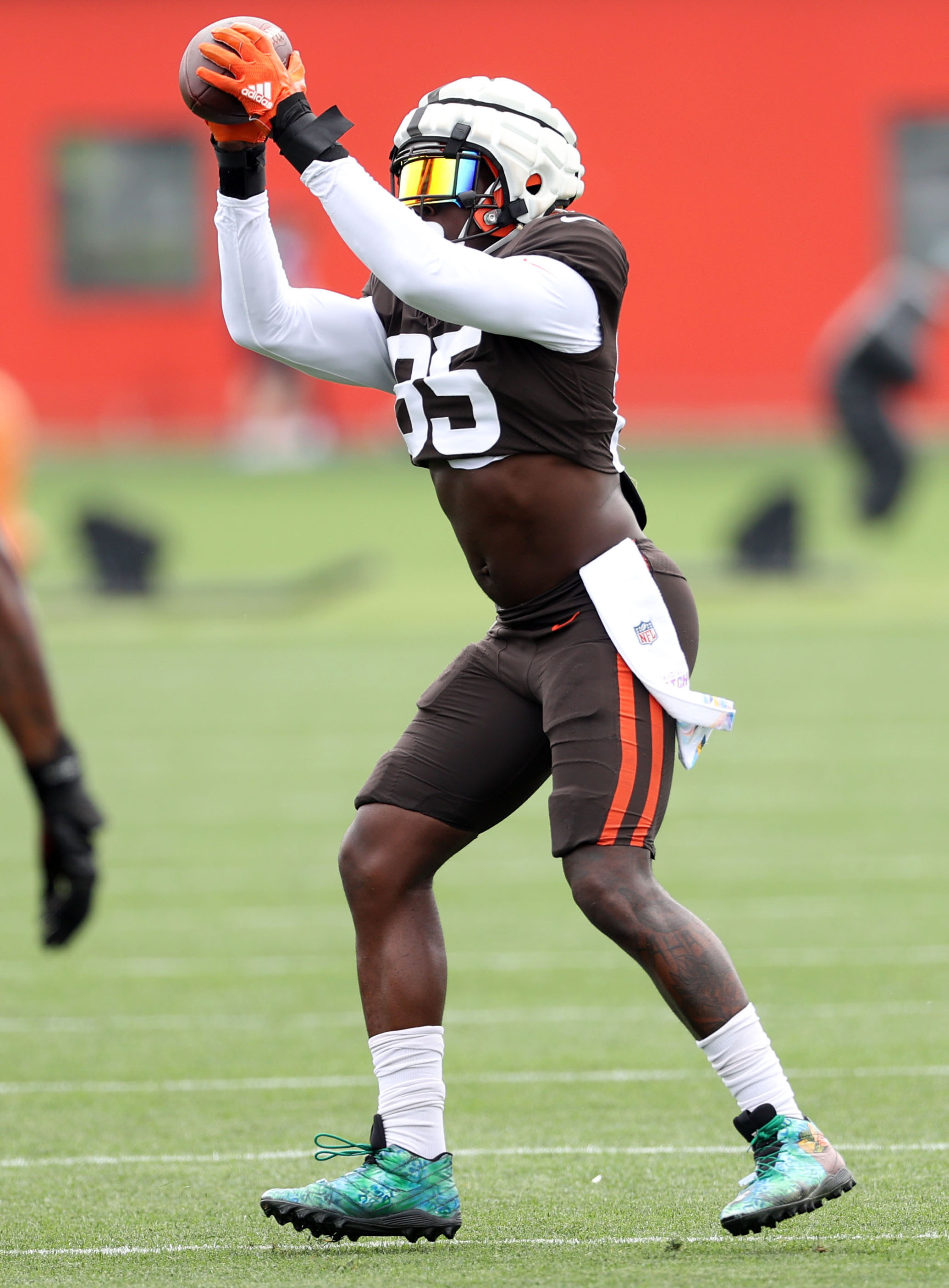 Cleveland Browns tight end Zaire Mitchell-Paden (81) runs on the