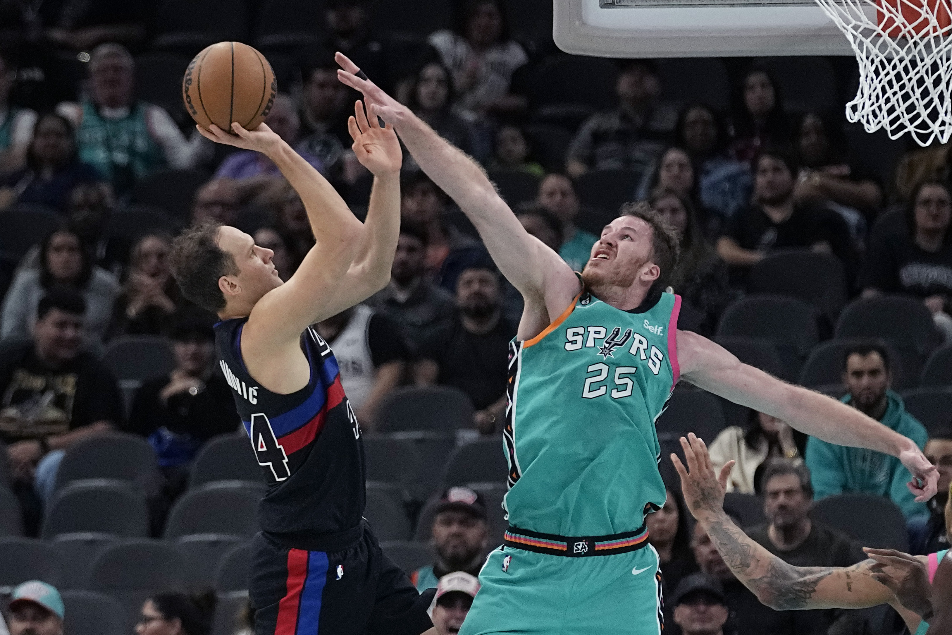 Celtics are reportedly pursuing a trade for the Spurs' Jakob Poeltl