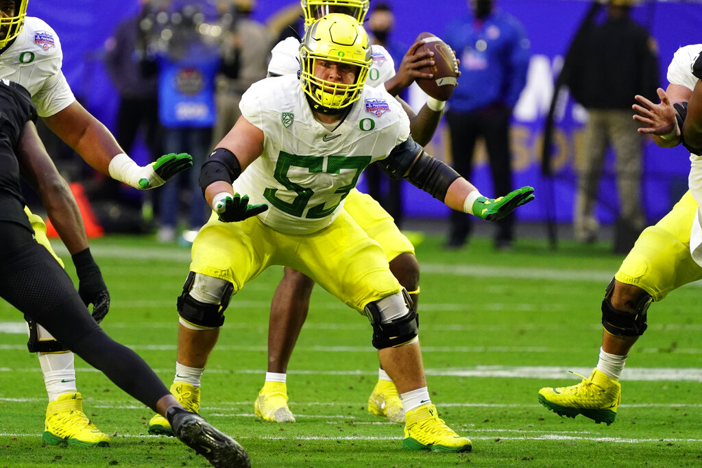 Oregon Ducks center Alex Forsyth made pre-snap checks that led to 2  touchdowns, showing game IQ at NFL combine 