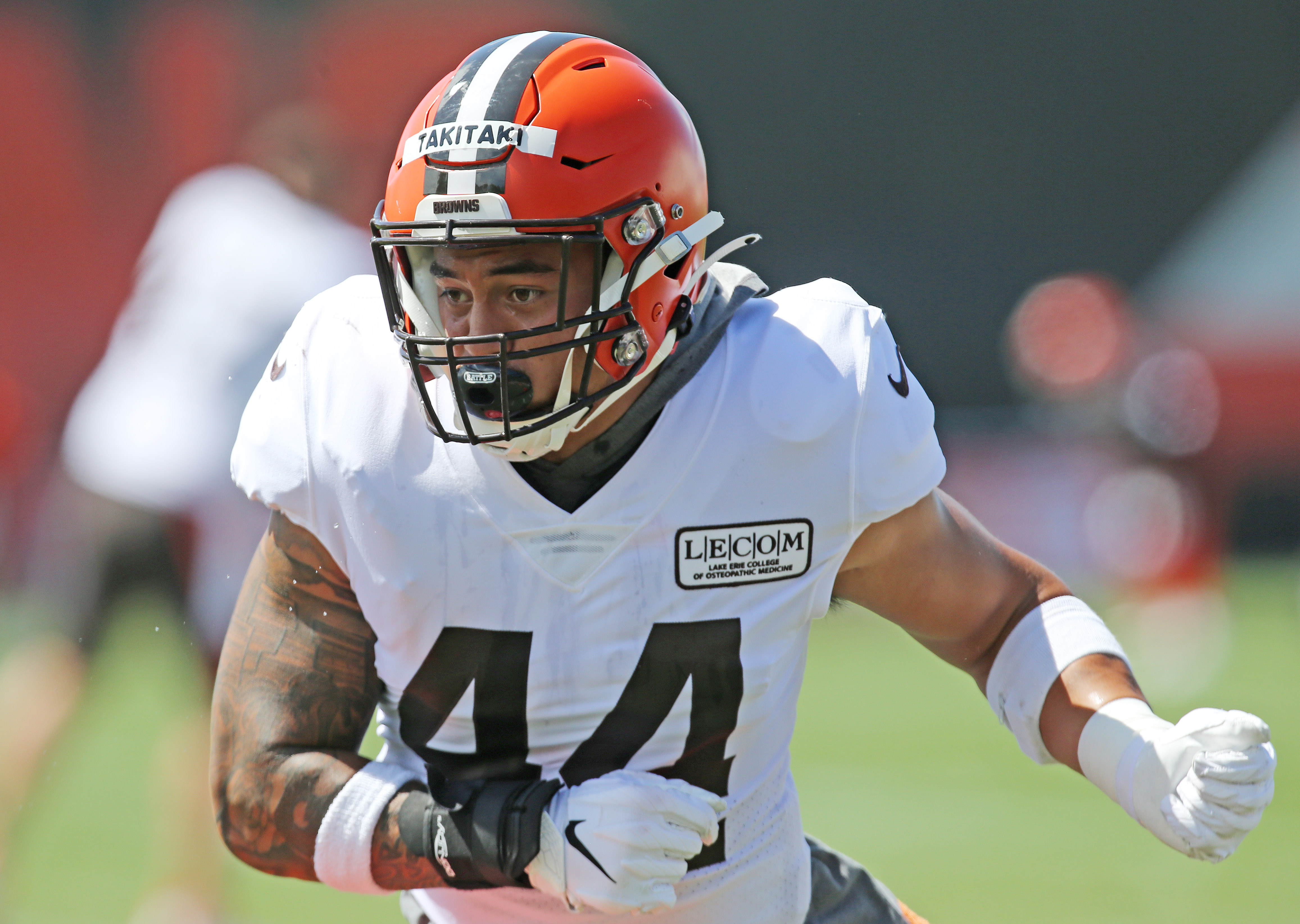 Cleveland Browns linebacker Sione Takitaki participates in drills