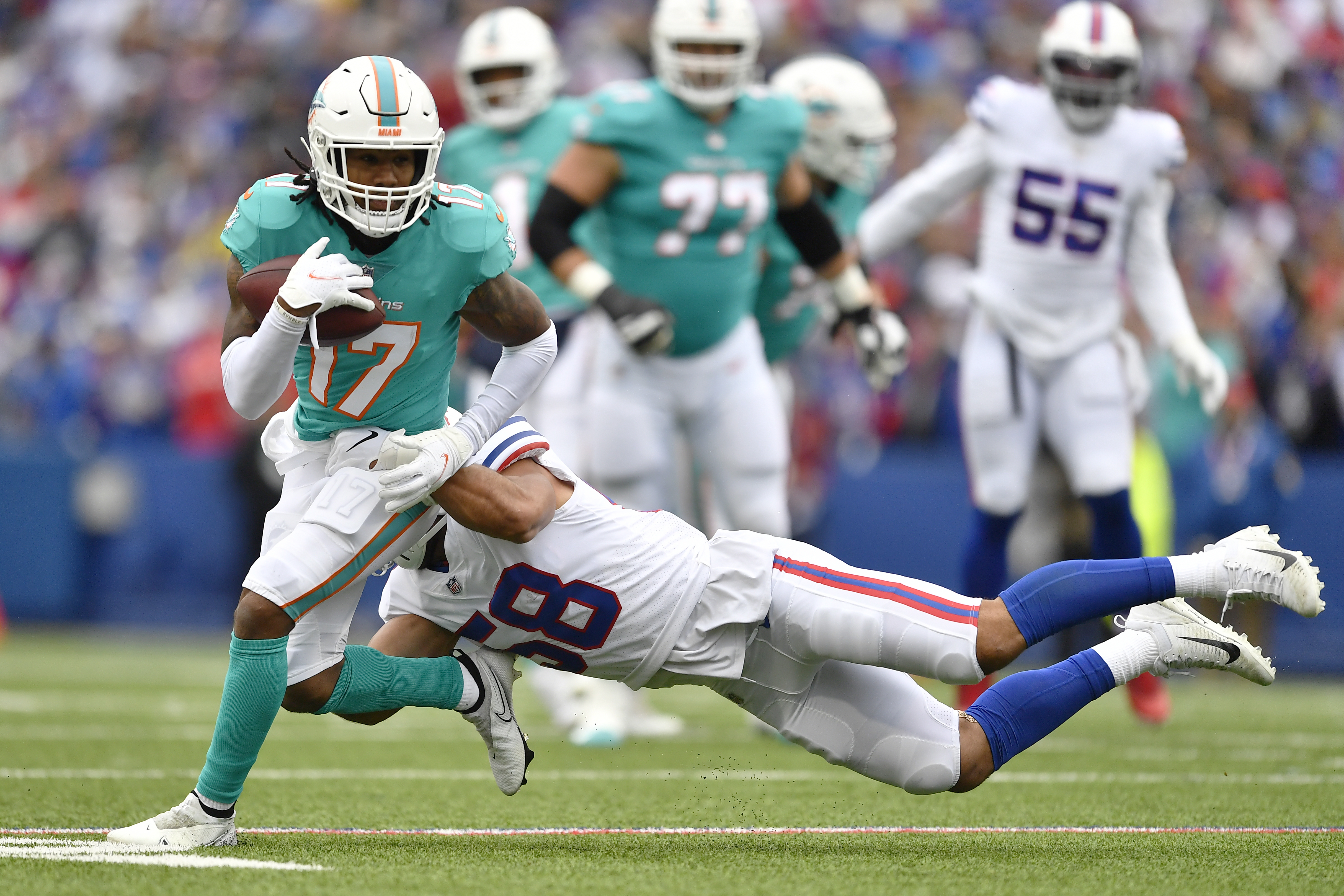 Josh Allen channels Phil Mickelson in Bills win over Dolphins