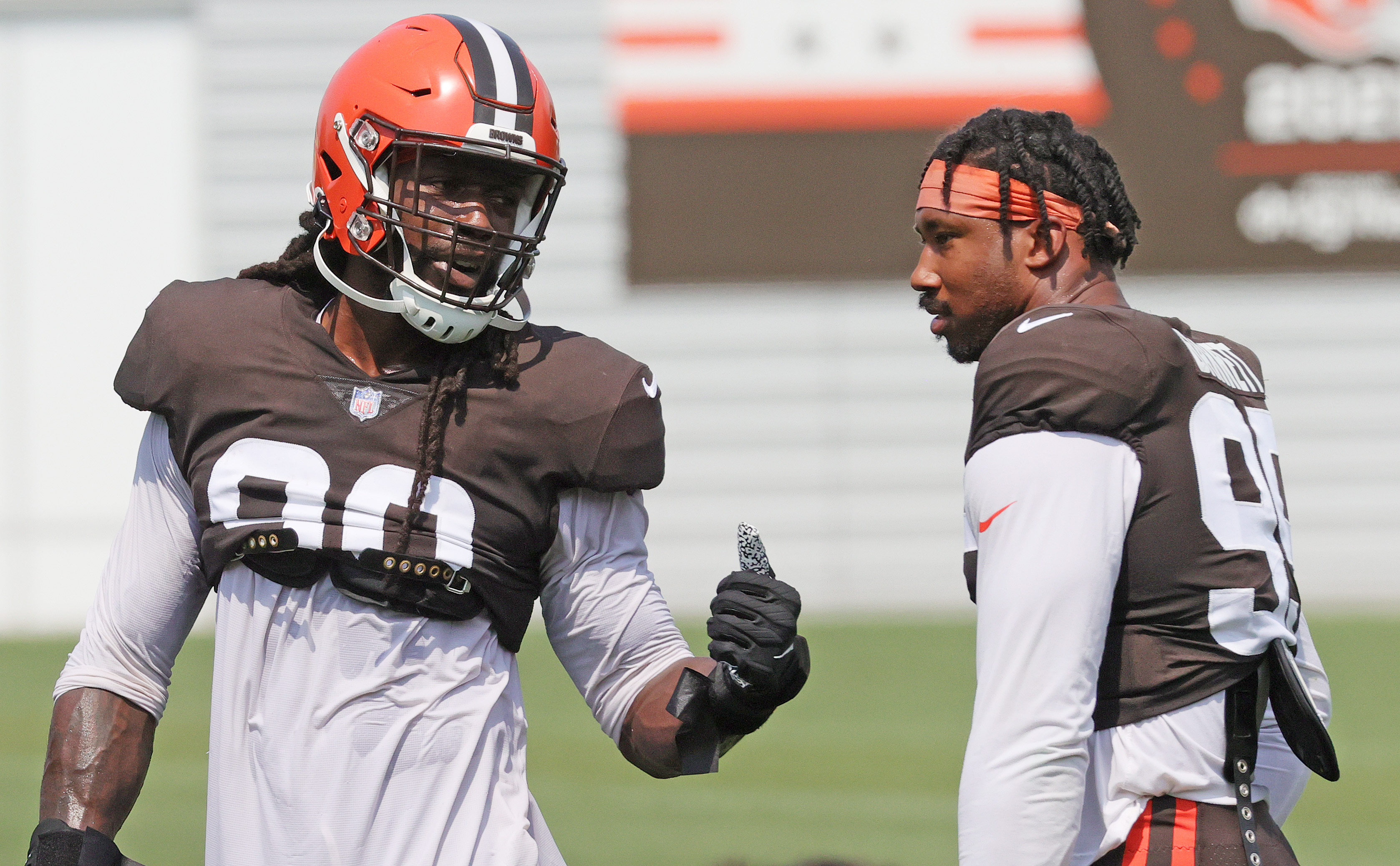 Cleveland Browns defensive end Jadeveon Clowney, 2021-2022