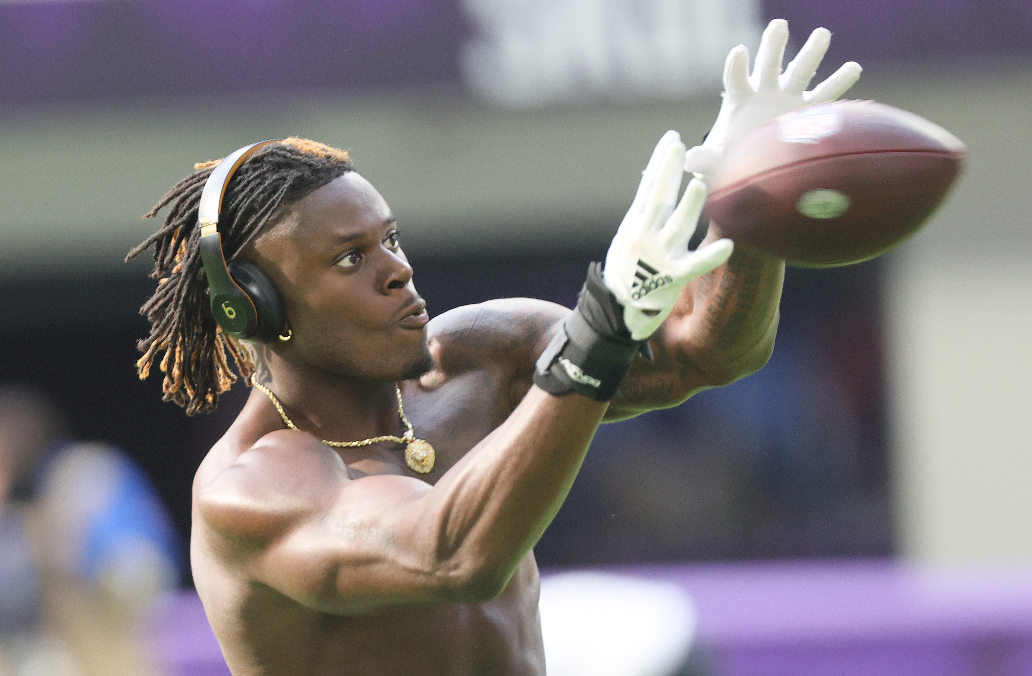 CLEVELAND, OH - OCTOBER 09: Cleveland Browns tight end David Njoku (85)  runs after making a catch during the fourth quarter of the National  Football League game between the Los Angeles Chargers