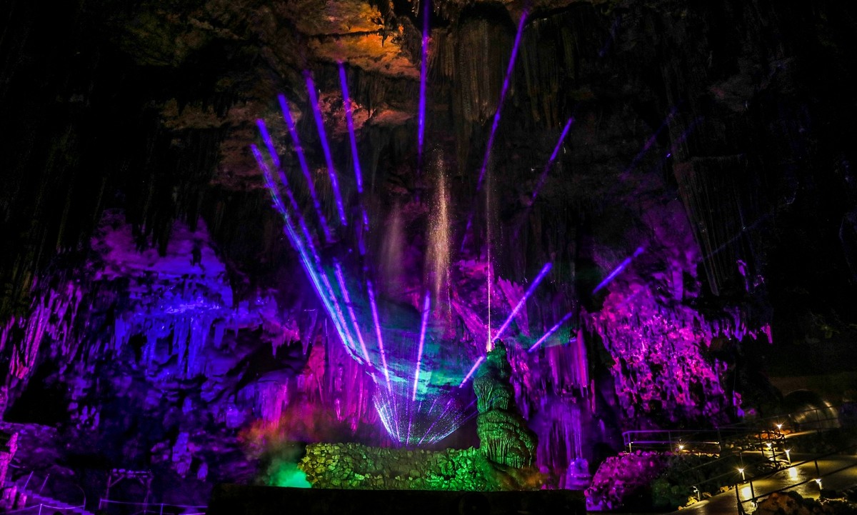 DeSoto Caverns hosts underground Christmas light show