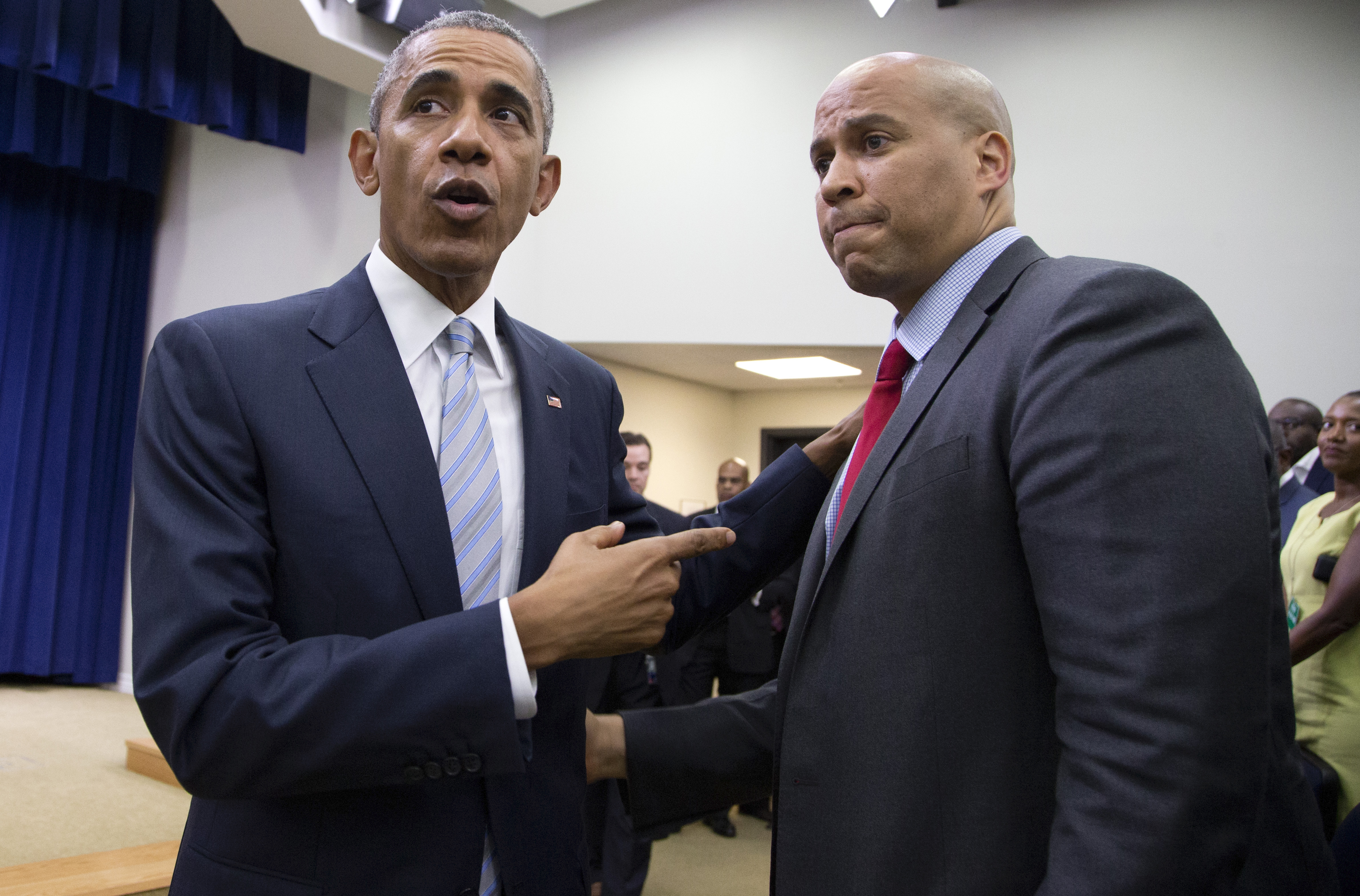 Barack Obama backs Sen. Cory Booker's push to pay college ...