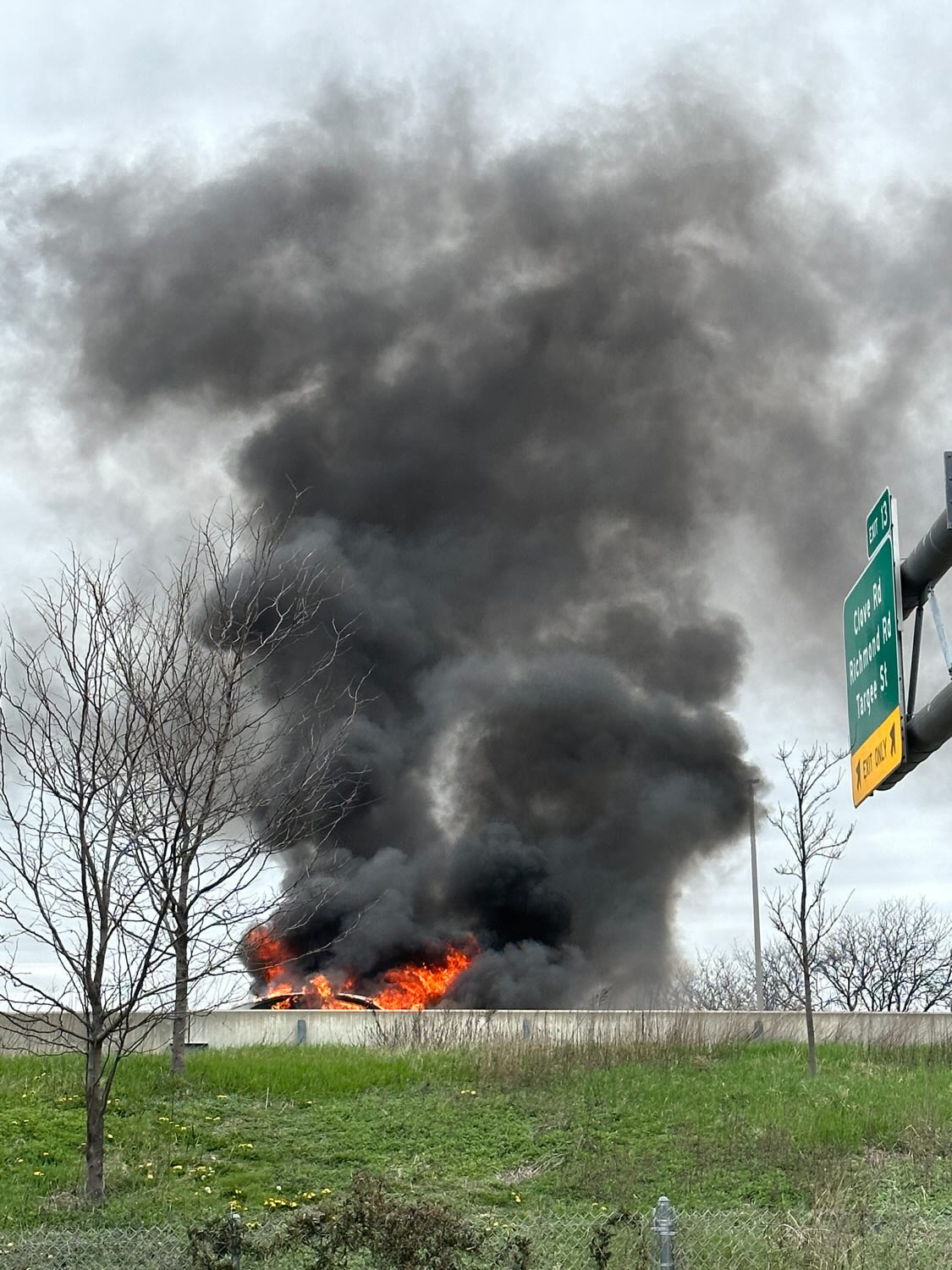 Firefighters respond to car fire on Staten Island Expressway