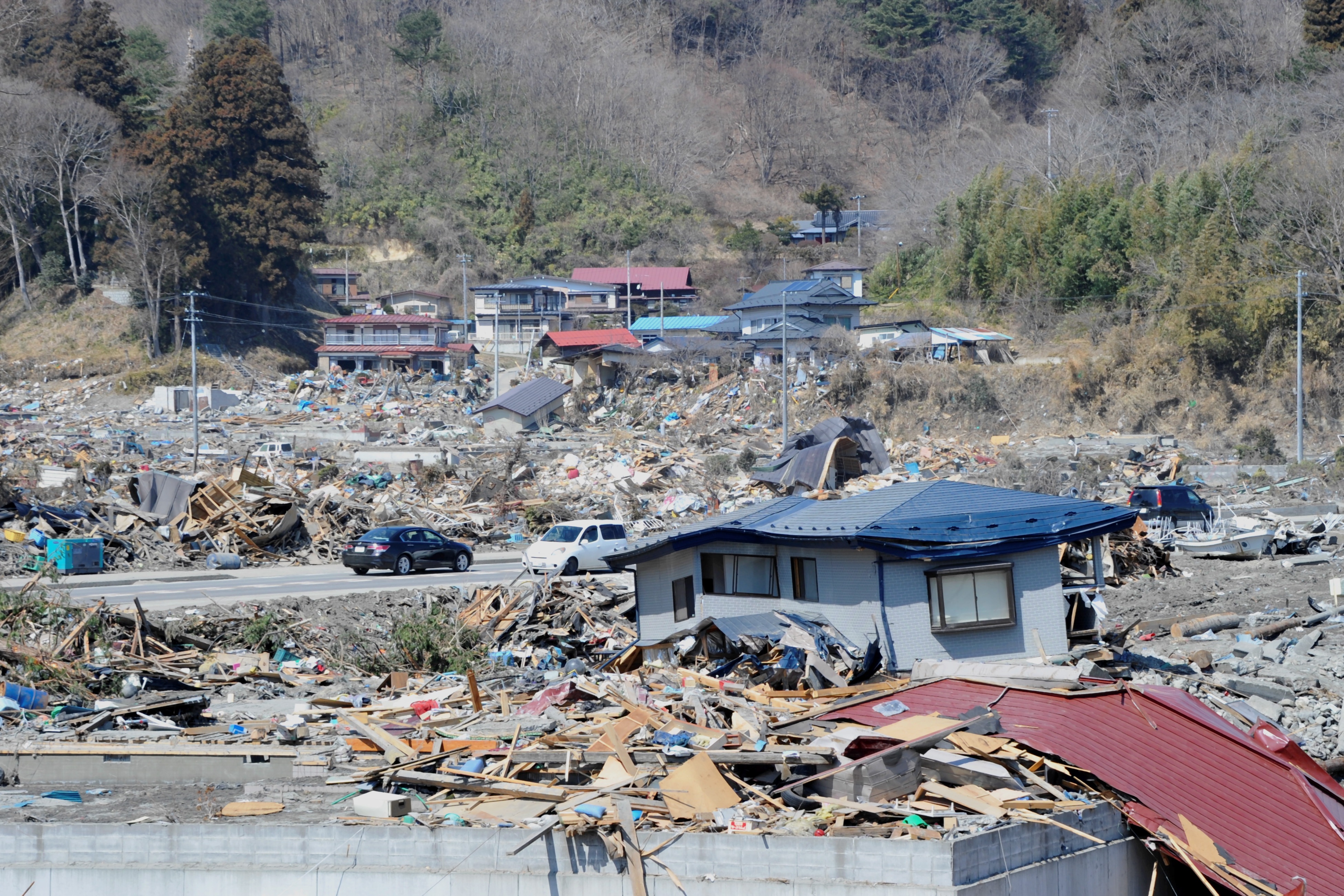 Япония землетрясение сегодня последние. Тохоку Япония землетрясение. ЦУНАМИ Фукусима 2011. ЦУНАМИ В Токио. ЦУНАМИ В Японии в 2022 году.
