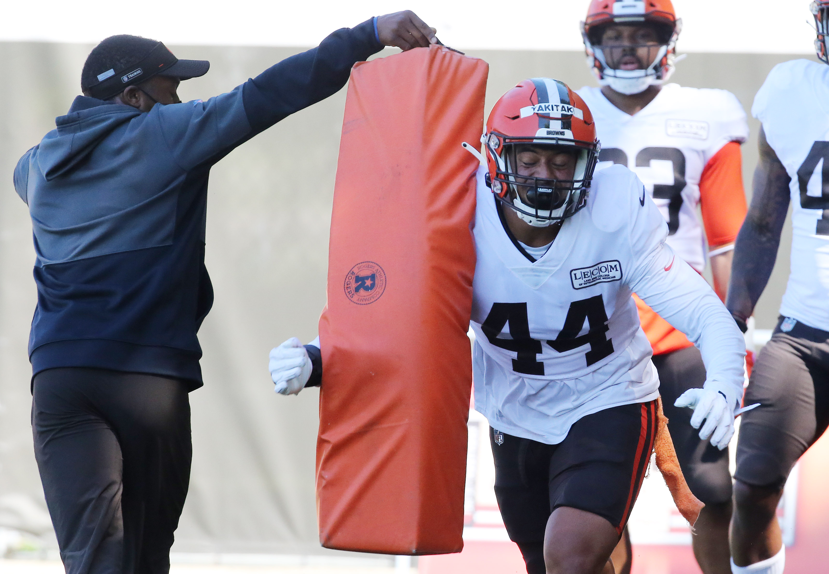 Cleveland Browns linebacker Sione Takitaki participates in drills