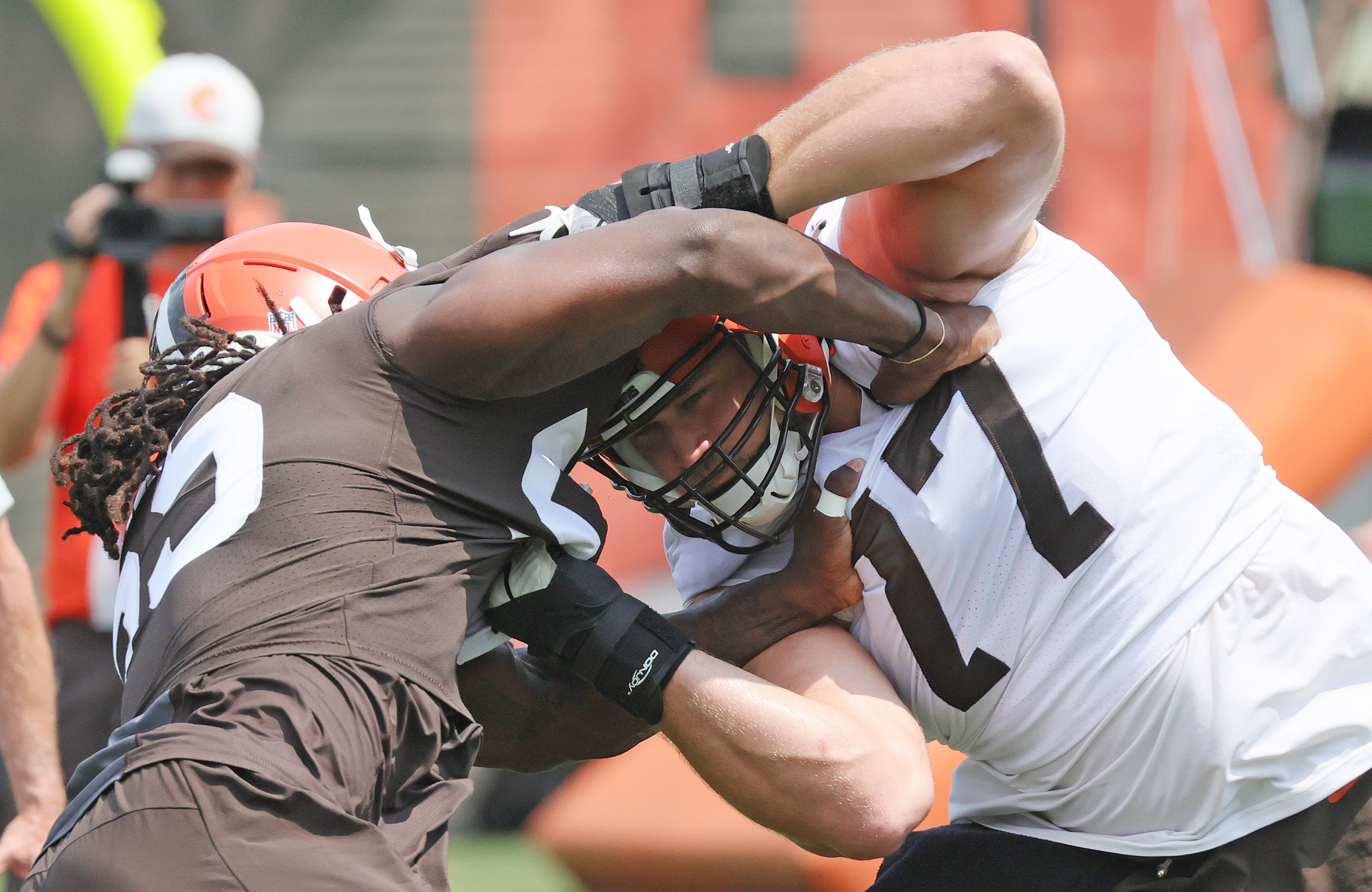 Cleveland Browns guard Wyatt Teller, 2021-2022 