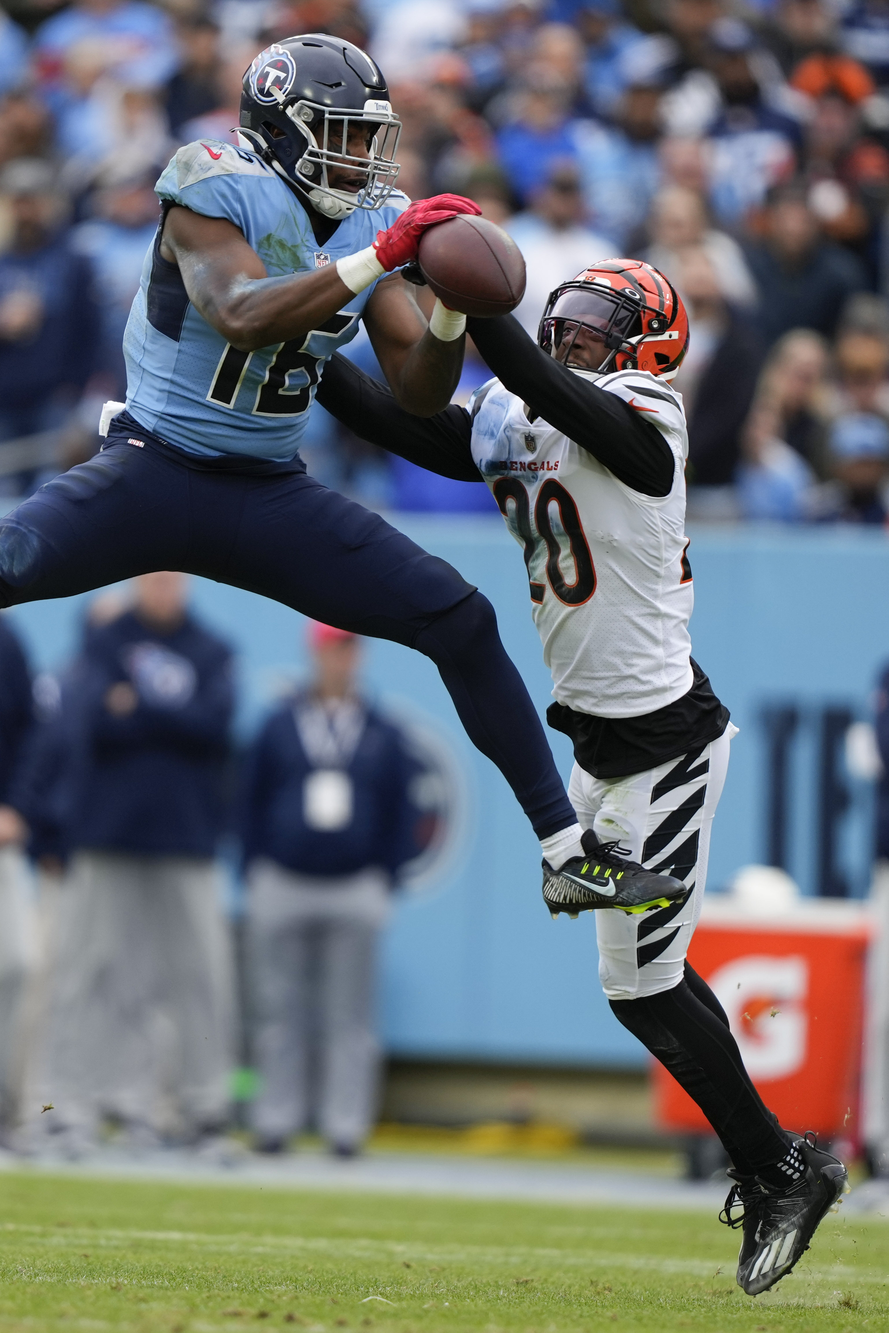 Cincinnati Bengals cornerback Eli Apple's fourth-down pass break up vs.  Buffalo Bills wide receiver Gabe Davis in end zone turns tides late in  fourth