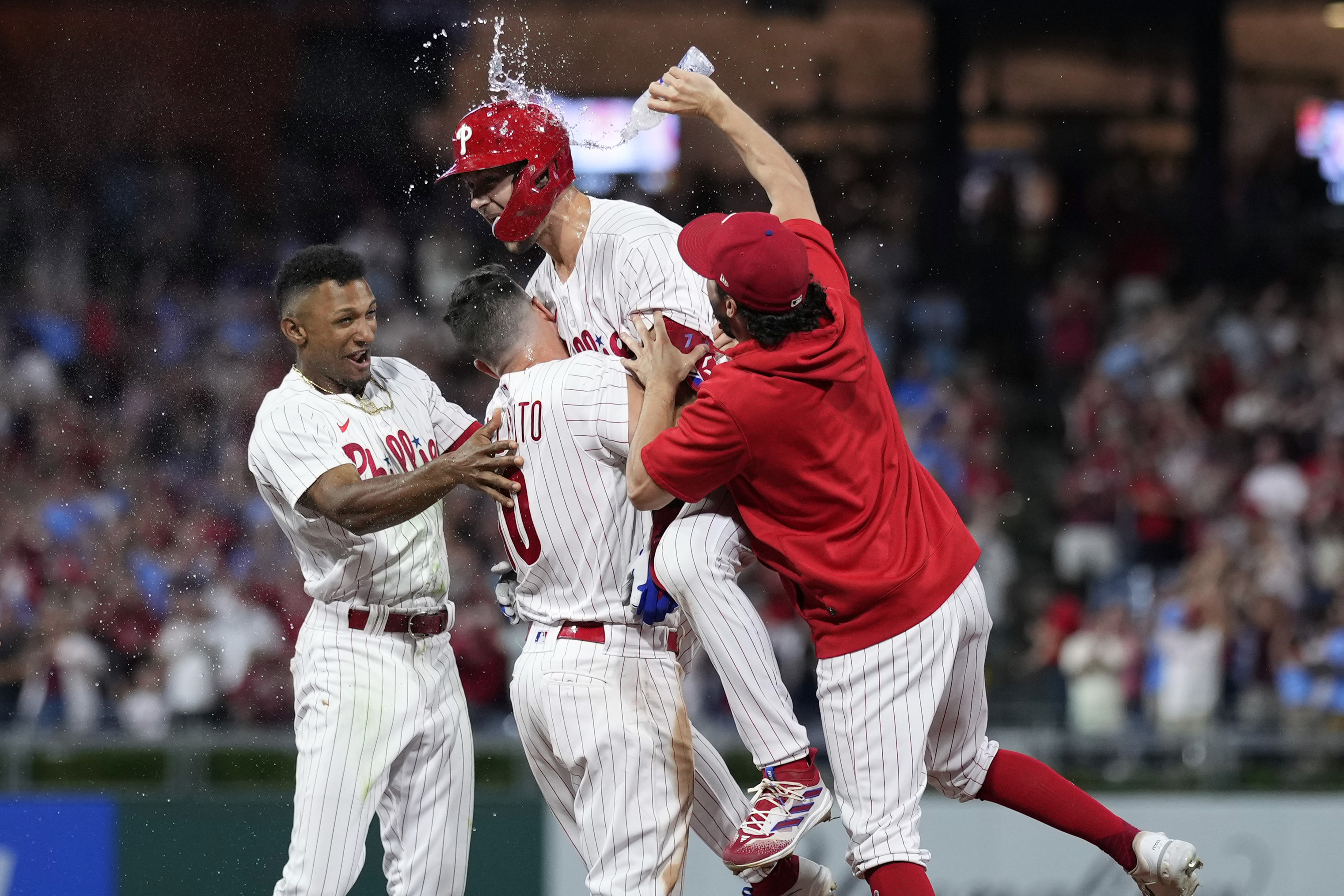 Unconventional manner, but Giants hold on to beat Phillies 4-3