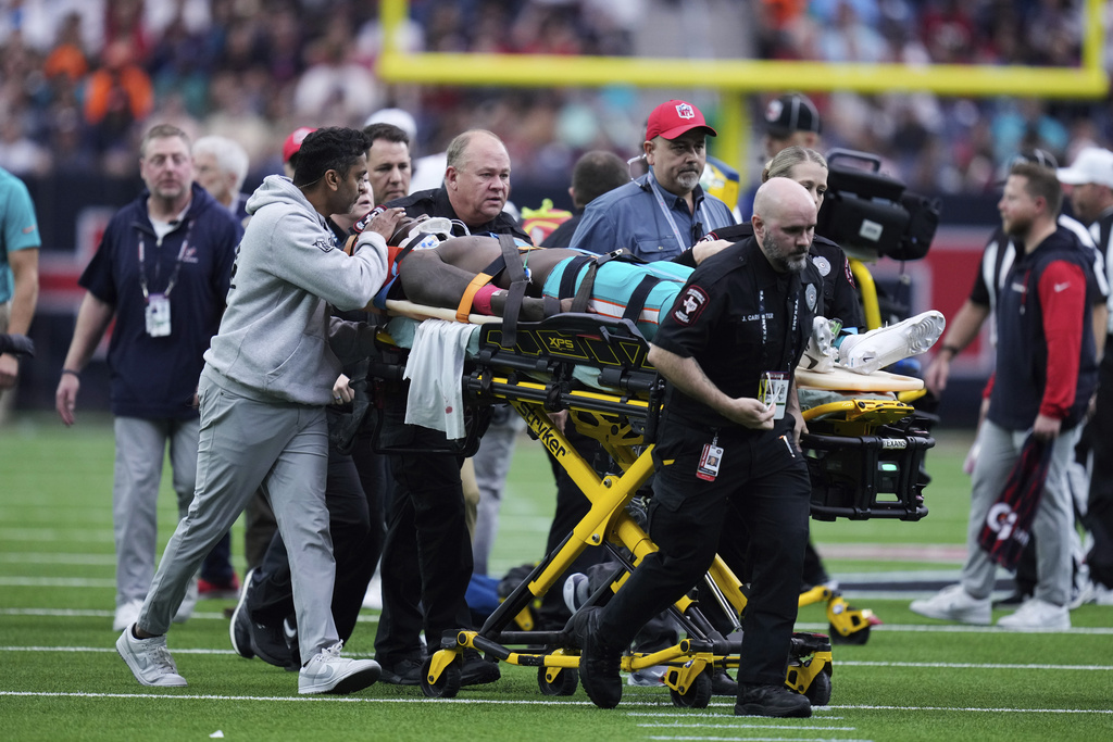 Former Alabama prep receiver hospitalized after scary hit in NFL