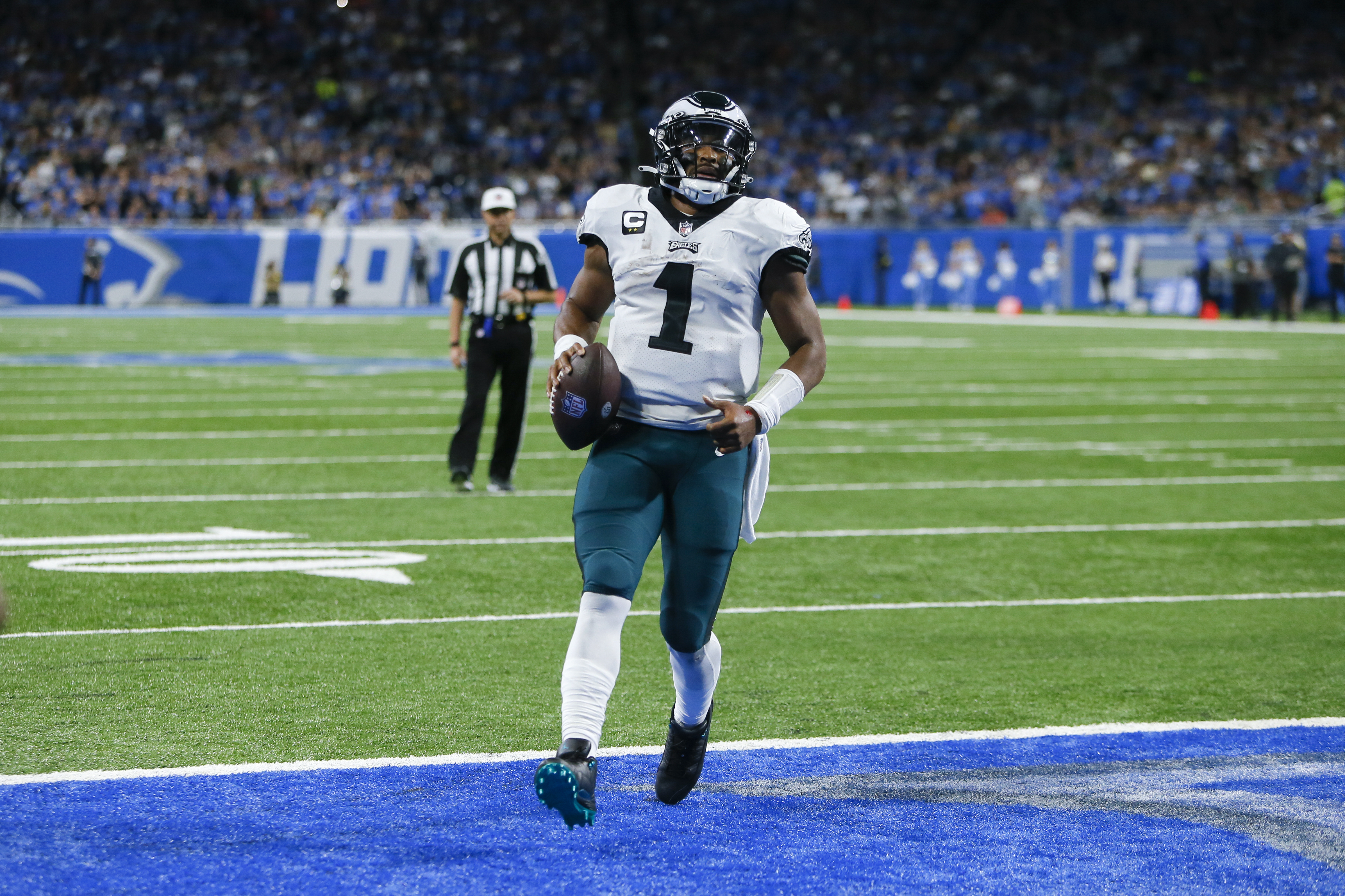 Offense erupts as Eagles rip Lions, 56-21