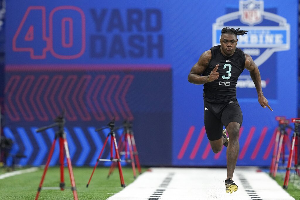 Defensive back Akayleb Evans runs official 4.46-second 40-yard dash at 2022  combine