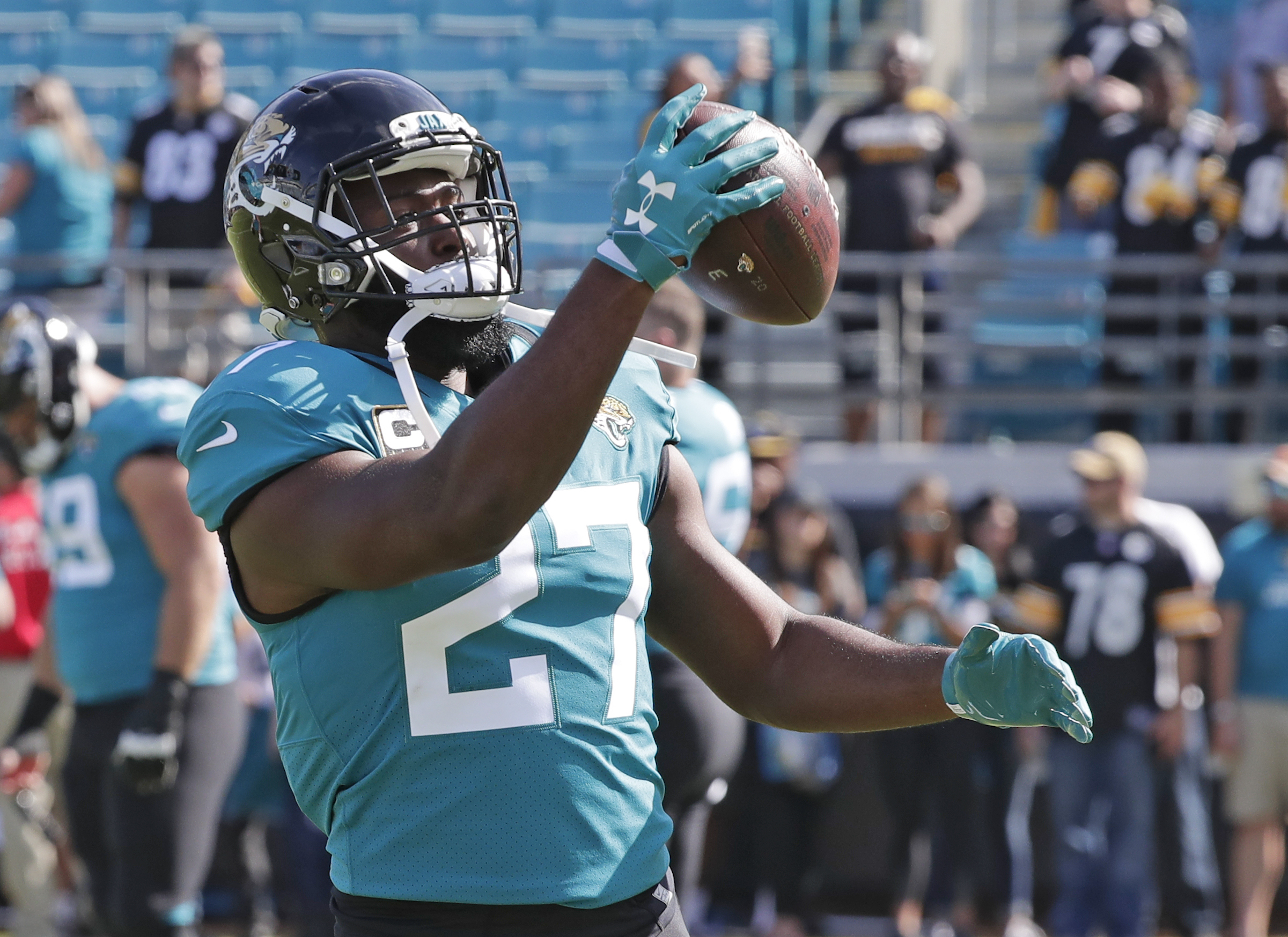 AP source: Fournette agrees to 1-year deal to stay with Bucs