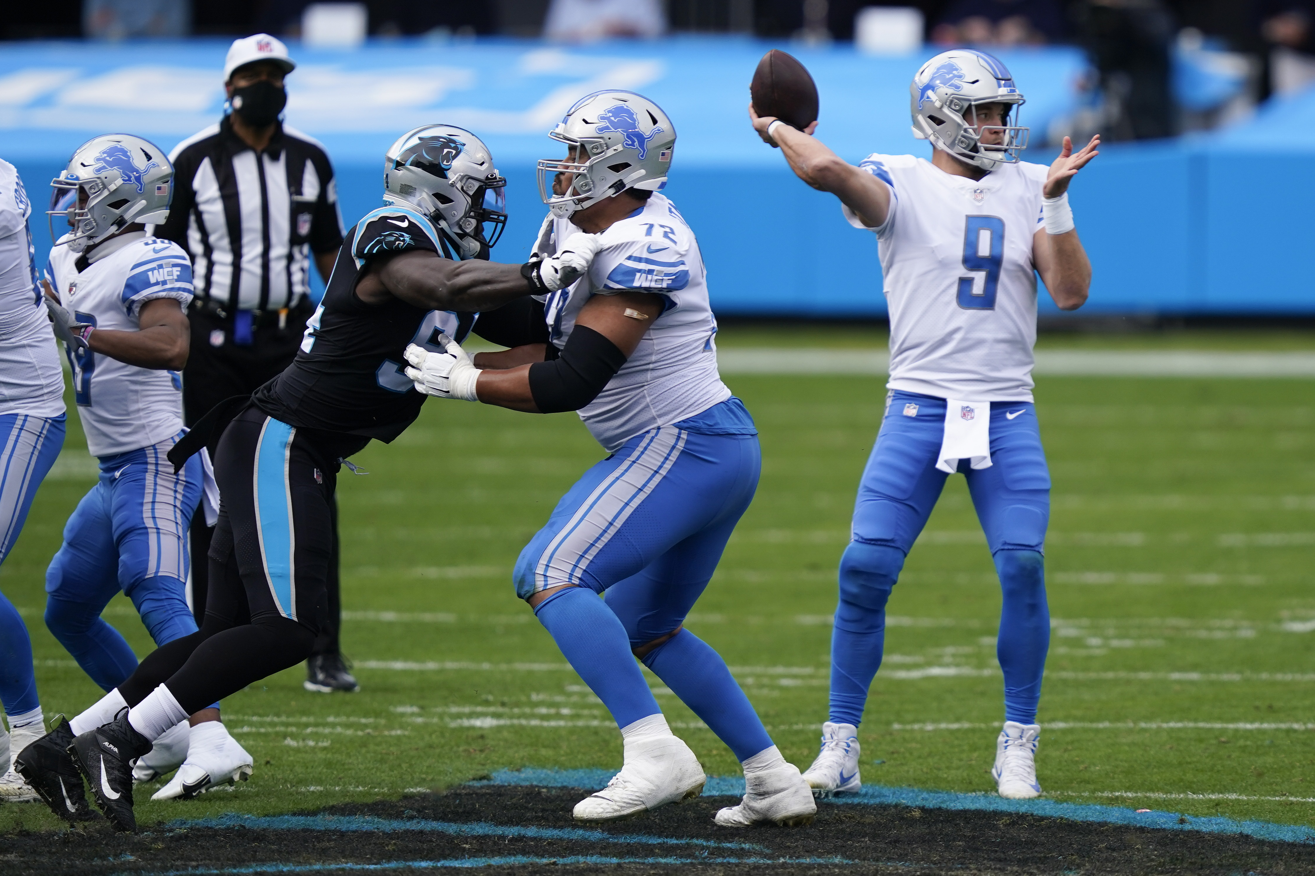 Lions head coach Matt Patricia gives O-line coach Hank Fraley game