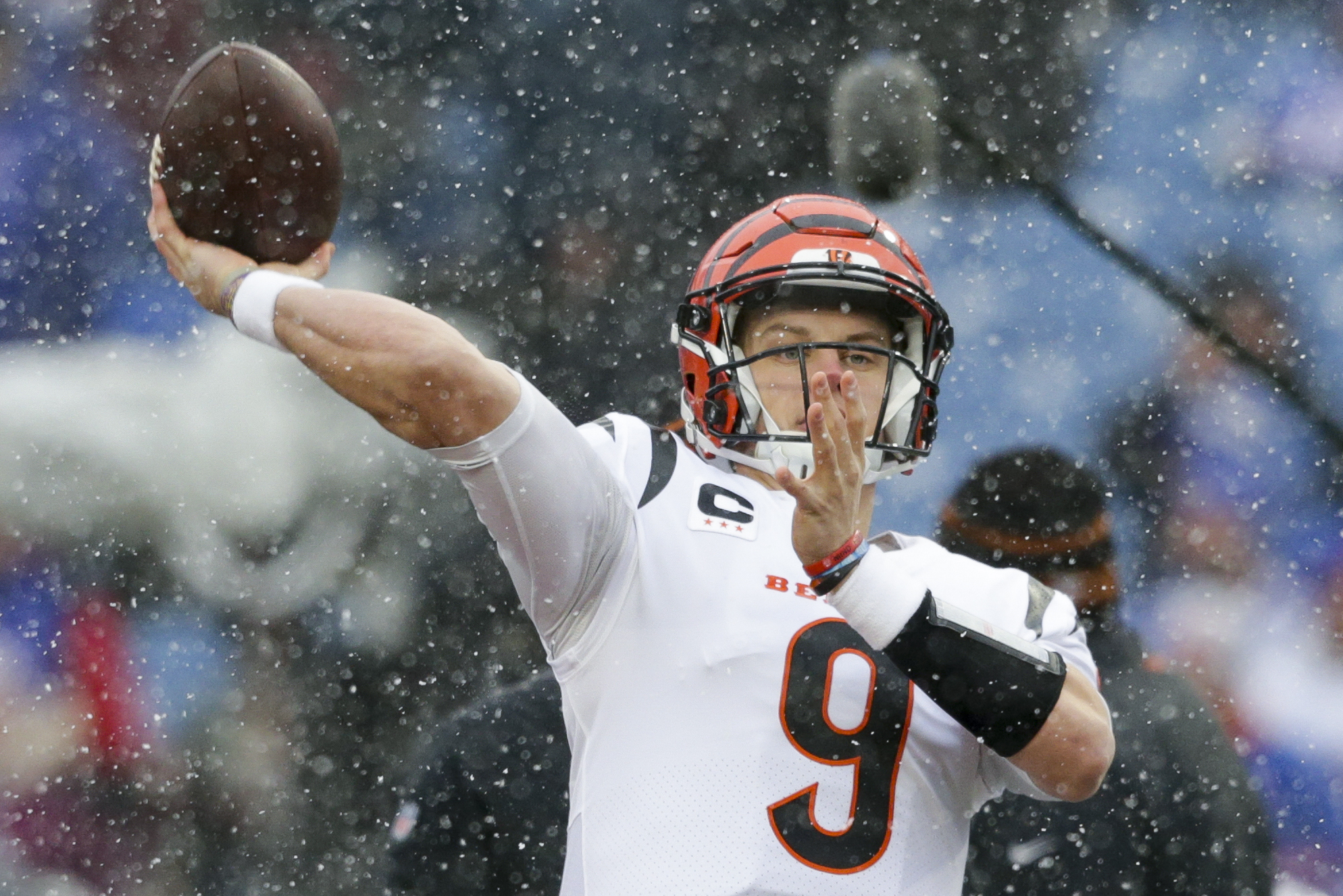 Joe Burrow finds Hayden Hurst for TD to put Bengals up 14-0 over Bills