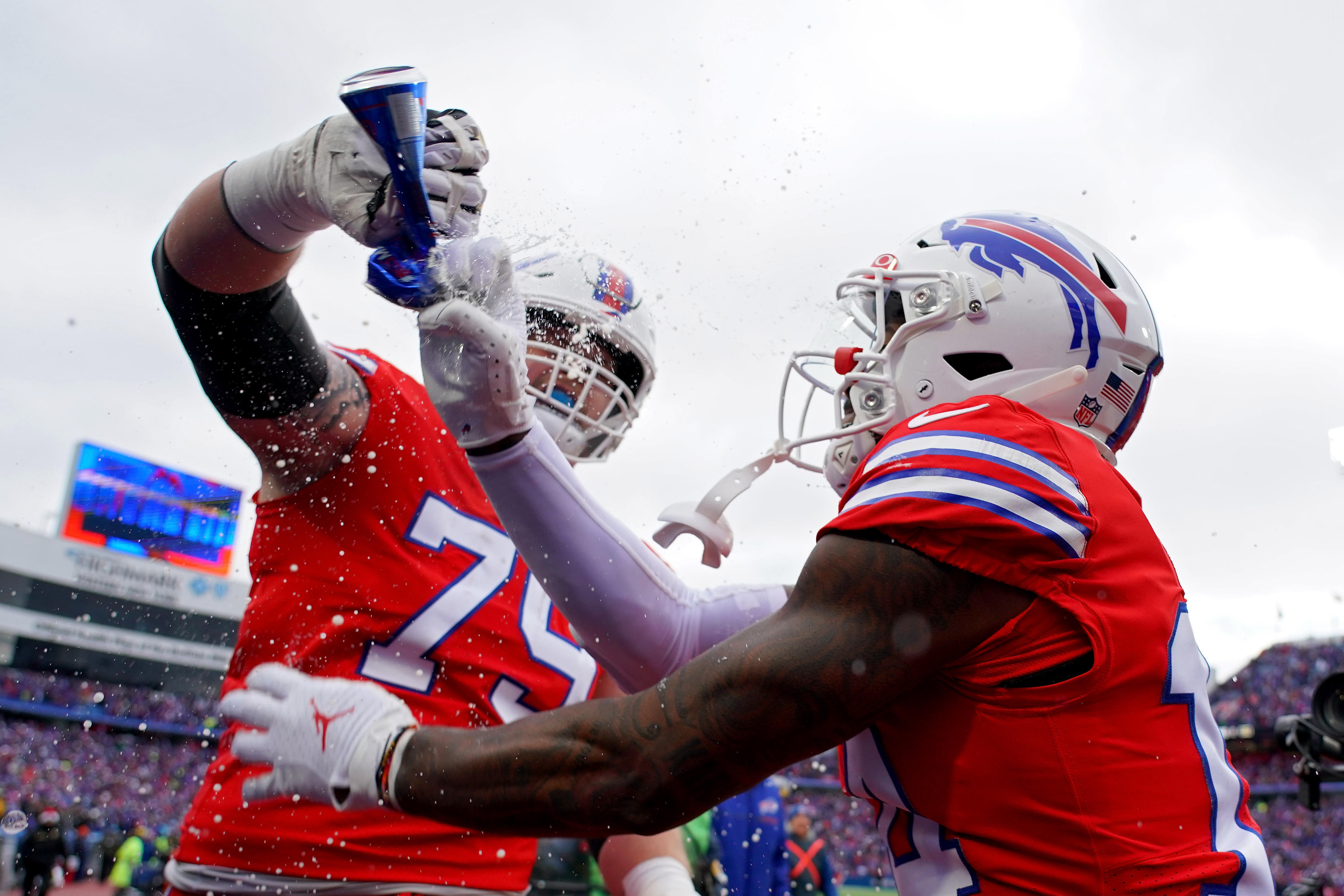 Bills' Diggs, Brown pay back fan for spilled beer