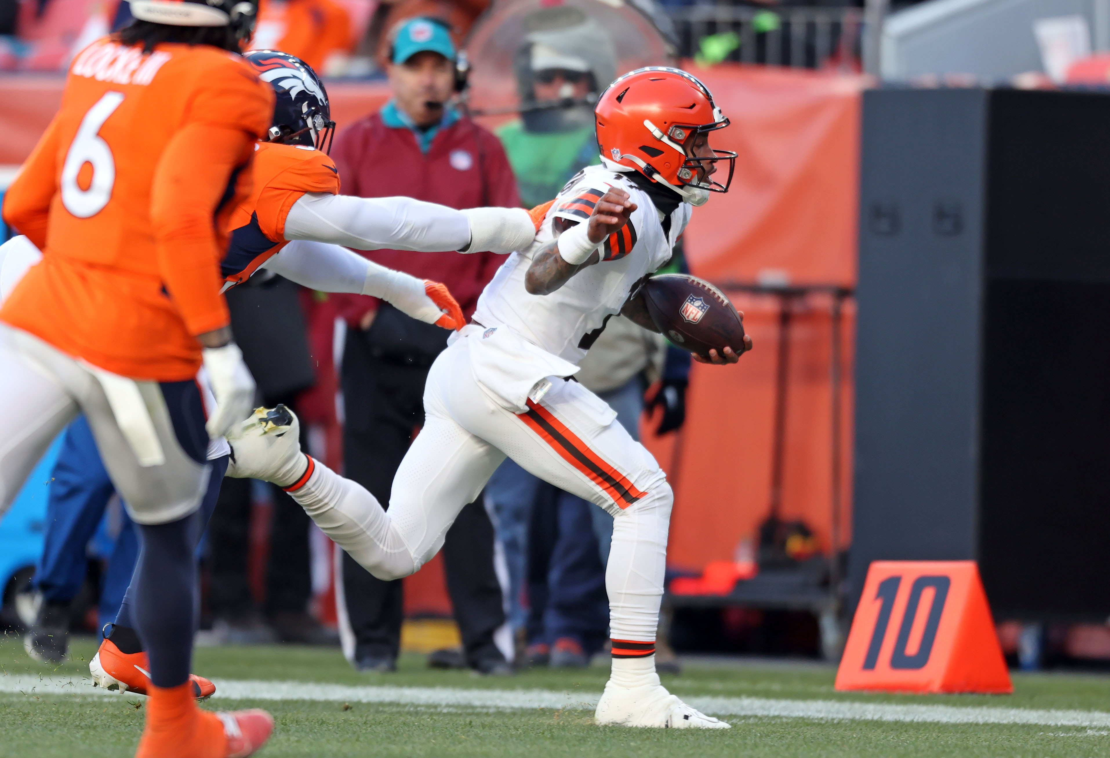 Cleveland Browns Quarterback Dorian Thompson-Robinson Vs. Denver ...