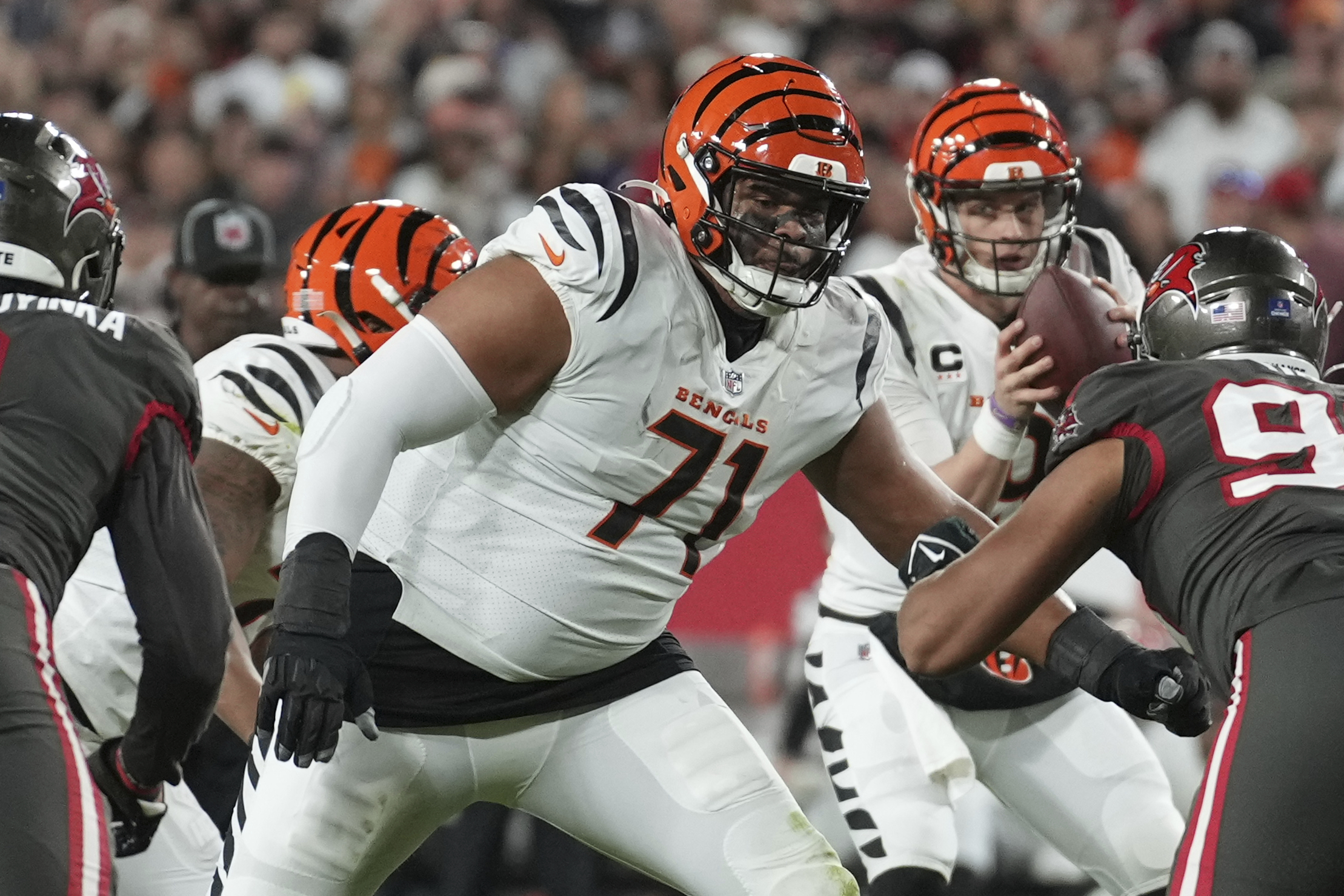 Bengals right tackle La'el Collins misses practice for second