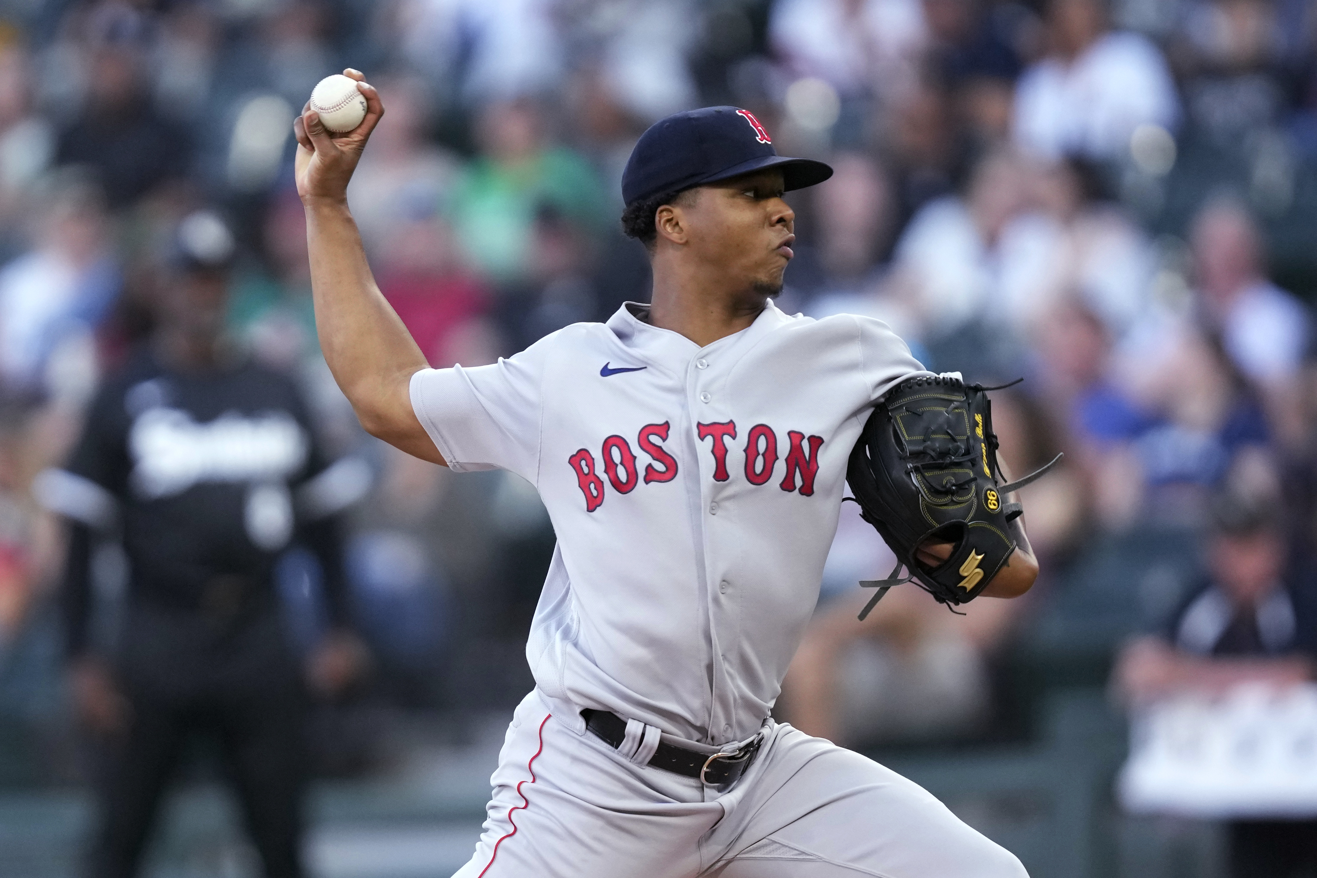 Brayan Bello shuts down the slumping Rangers to help the Red Sox win 4-2