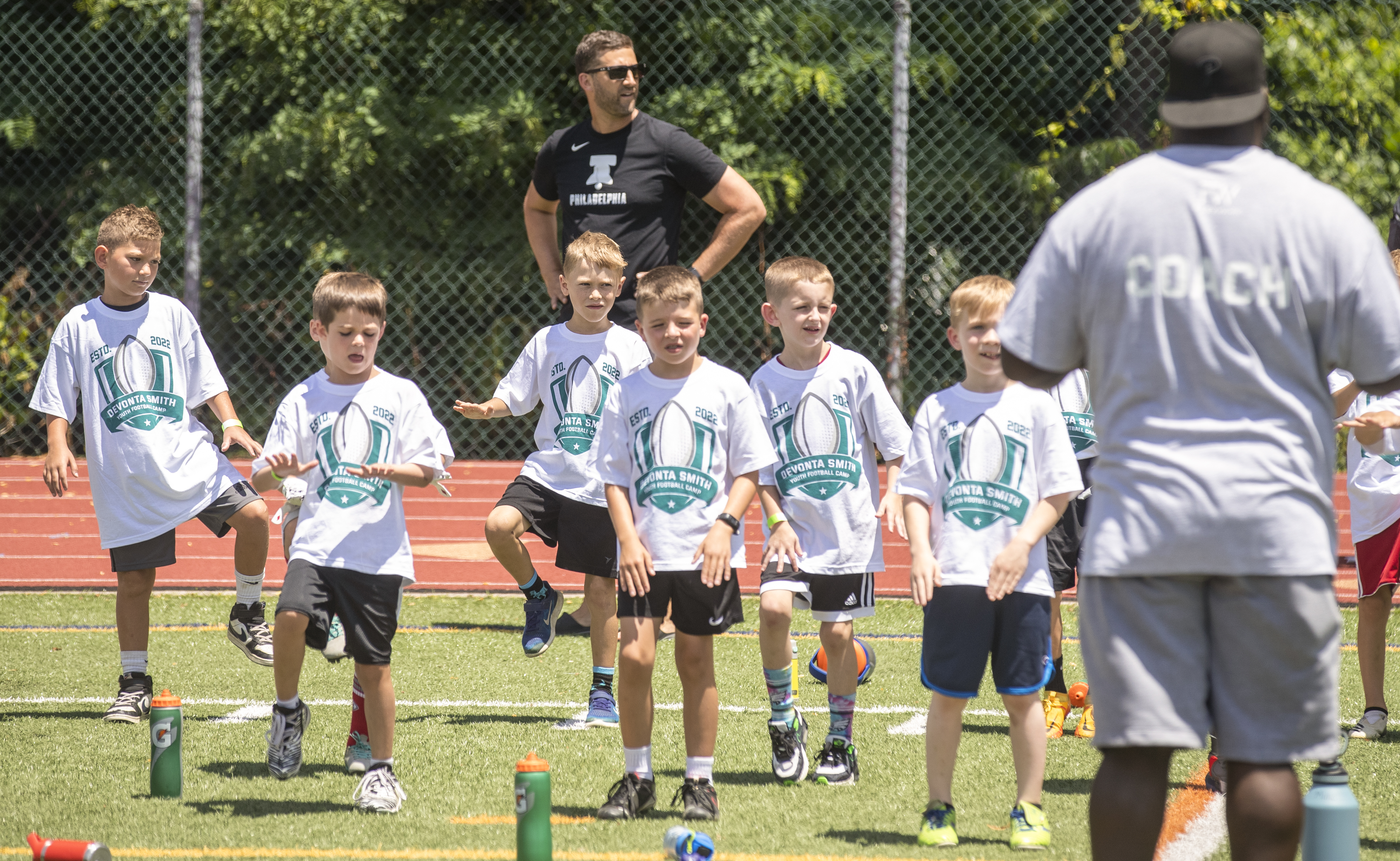 How a former NFL cornerback inspired Eagles' DeVonta Smith to hold a youth  football camp 