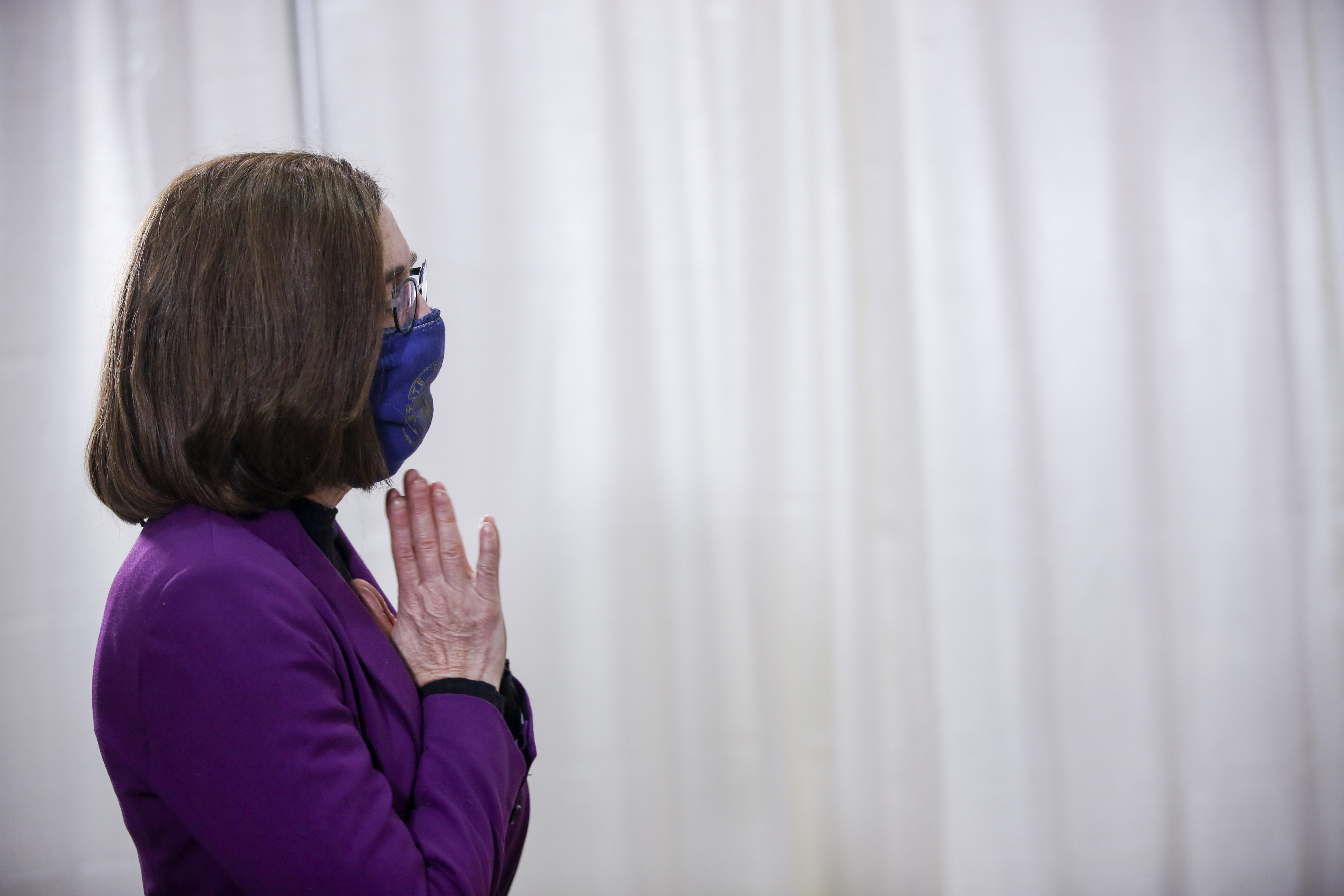 Gov. Brown visits vaccination clinic at Oregon State Fairgrounds ...