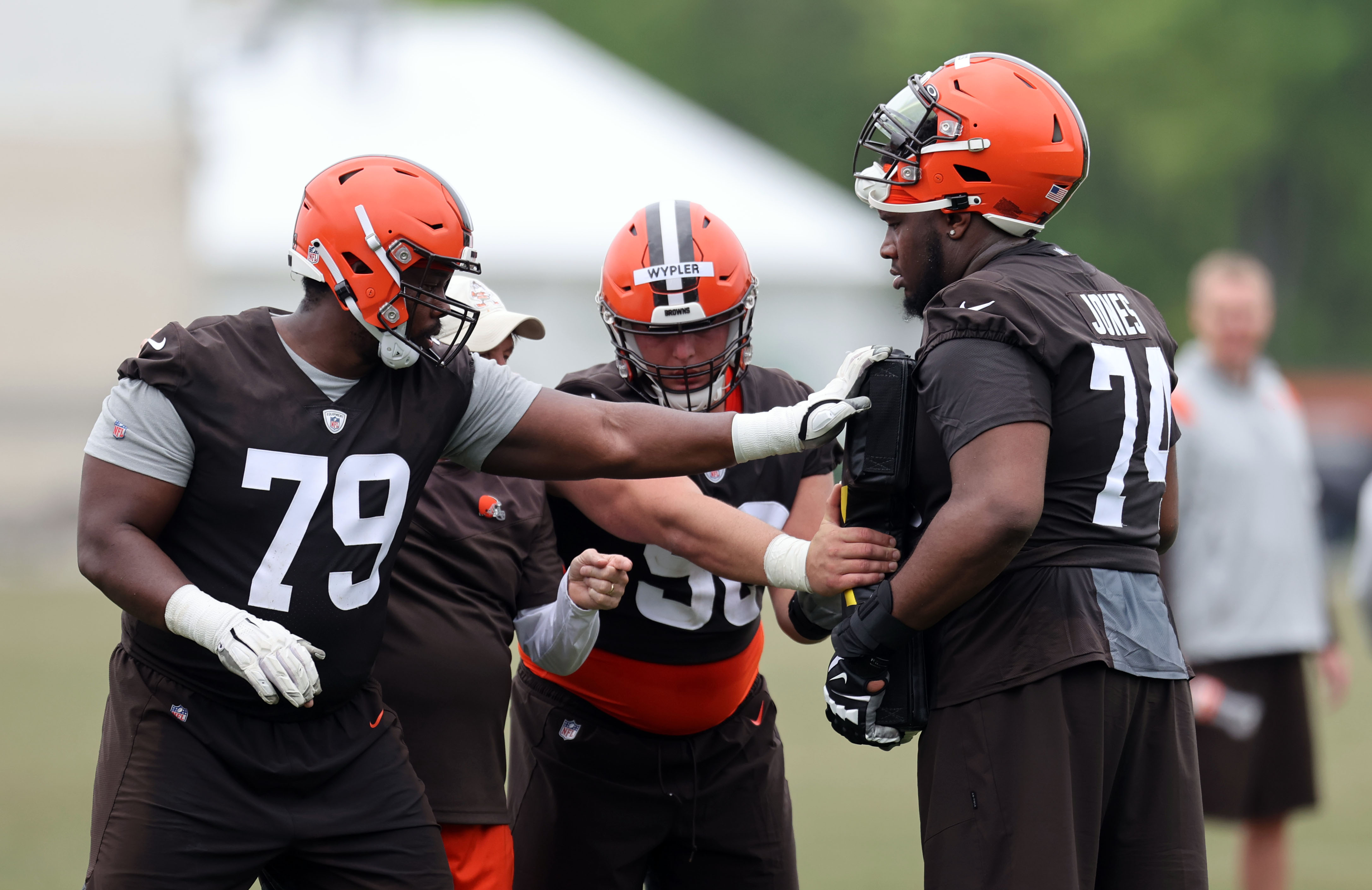 Cleveland Browns rookie Dorian Thompson-Robinson passes the ball during the  NFL football team's rookie minicamp in Berea, Ohio, Friday, May 12, 2023.  (AP Photo/Phil Long Stock Photo - Alamy