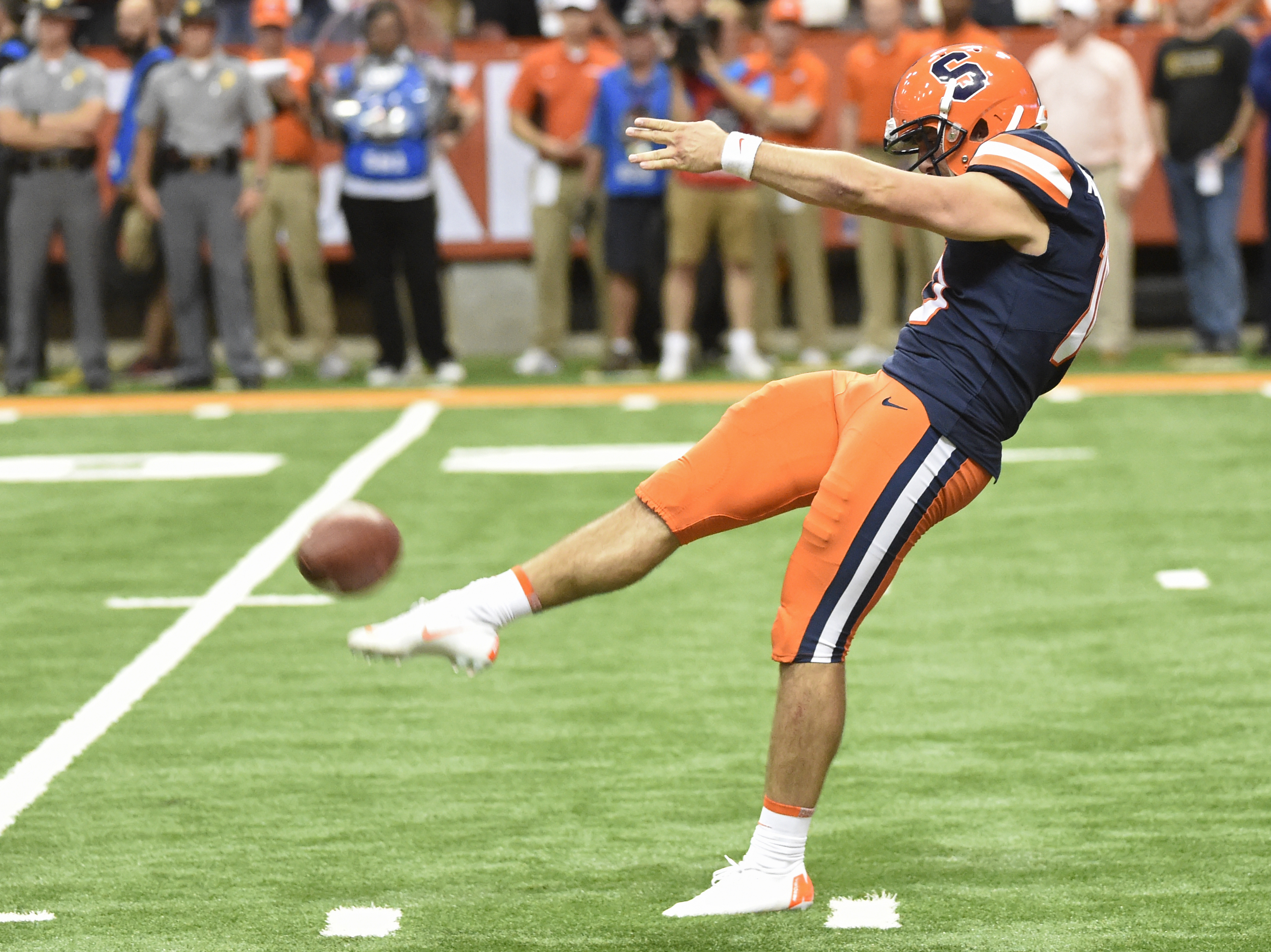 Dolphins firman al punter Sterling Hofrichter. - Somos Dolphins