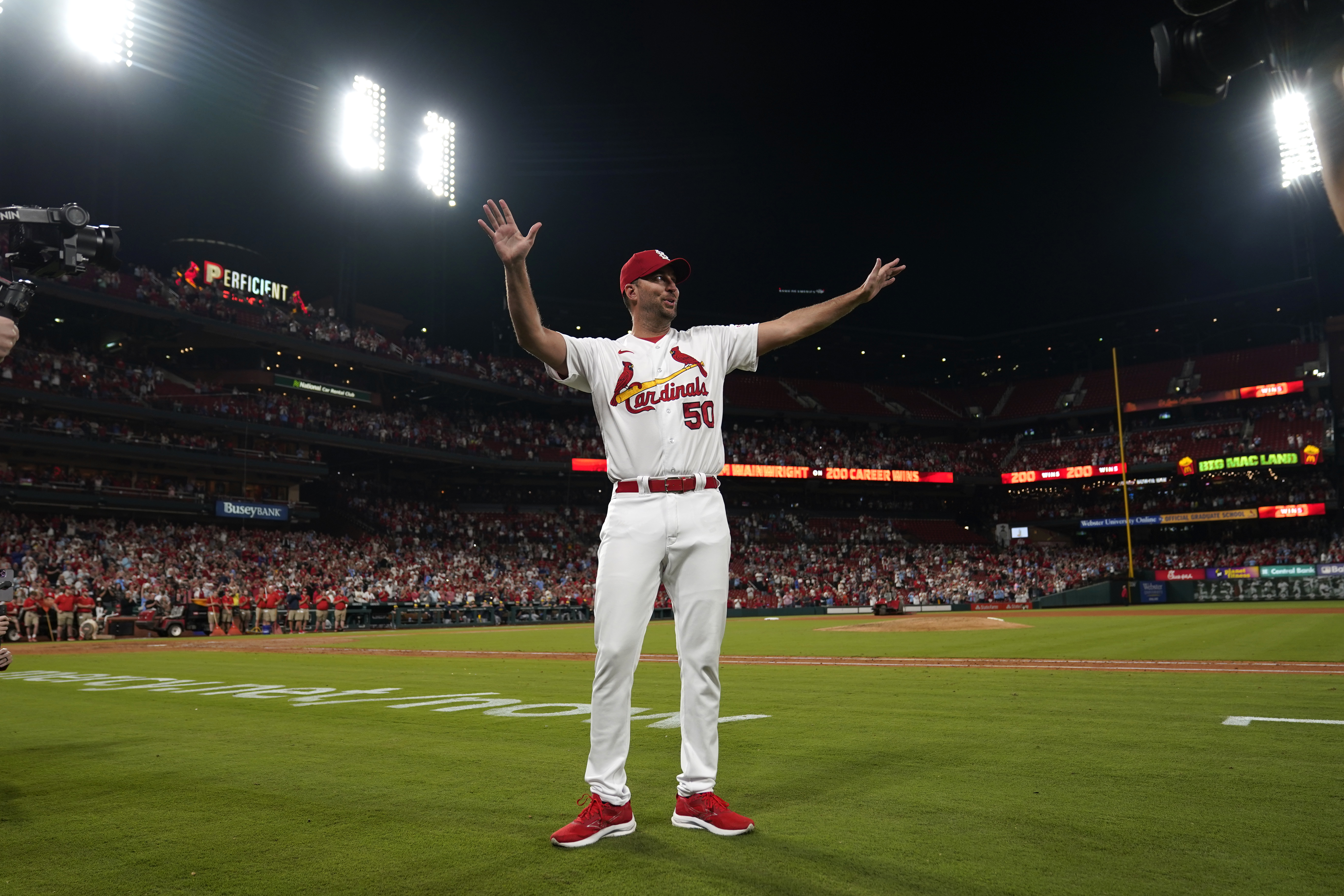 Cardinals' Adam Wainwright given family dog on retirement day - ESPN