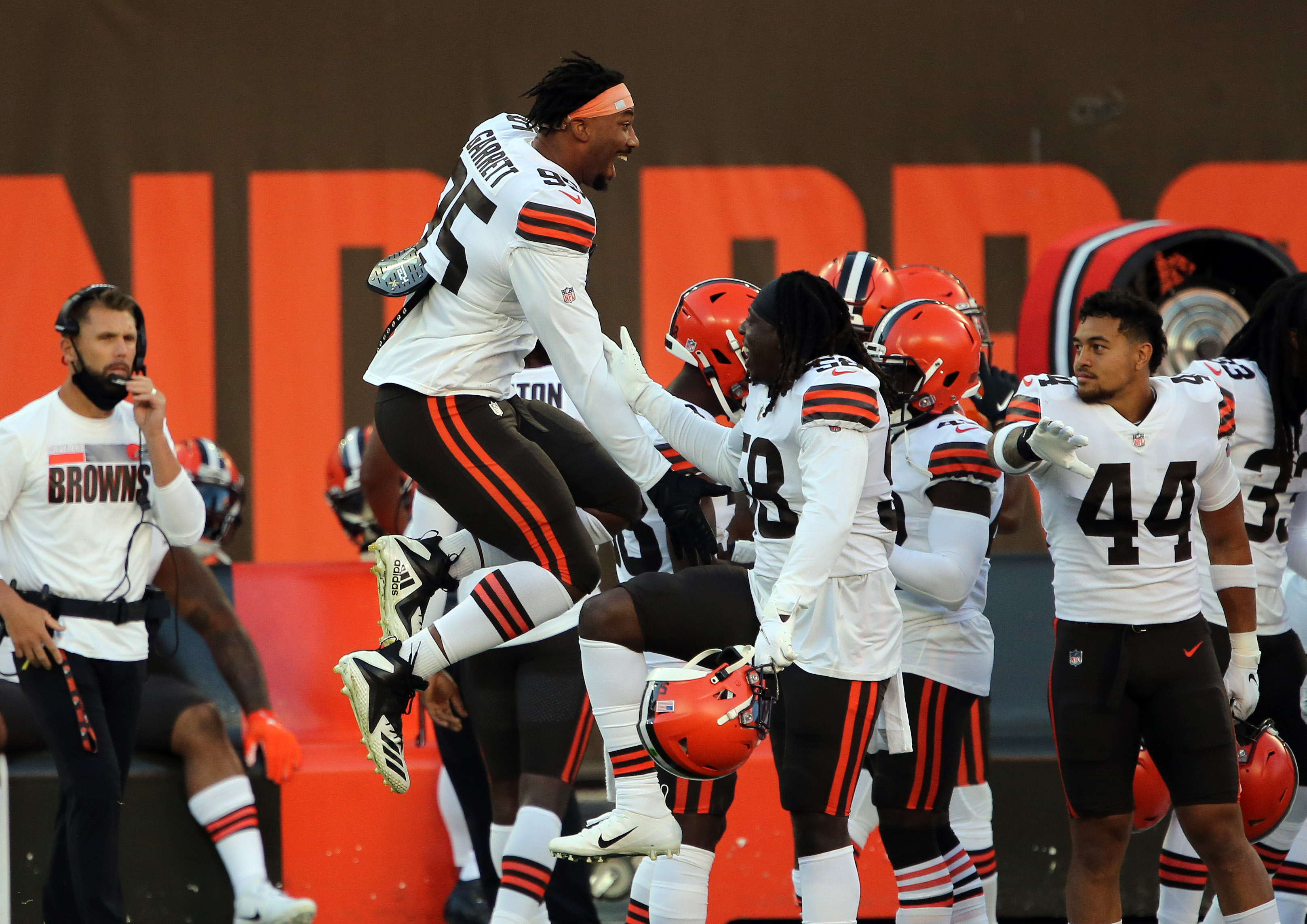 Myles Garrett Causes Outrage After Hitting Steelers' Mason Rudolph With  Helmet (UPDATE)