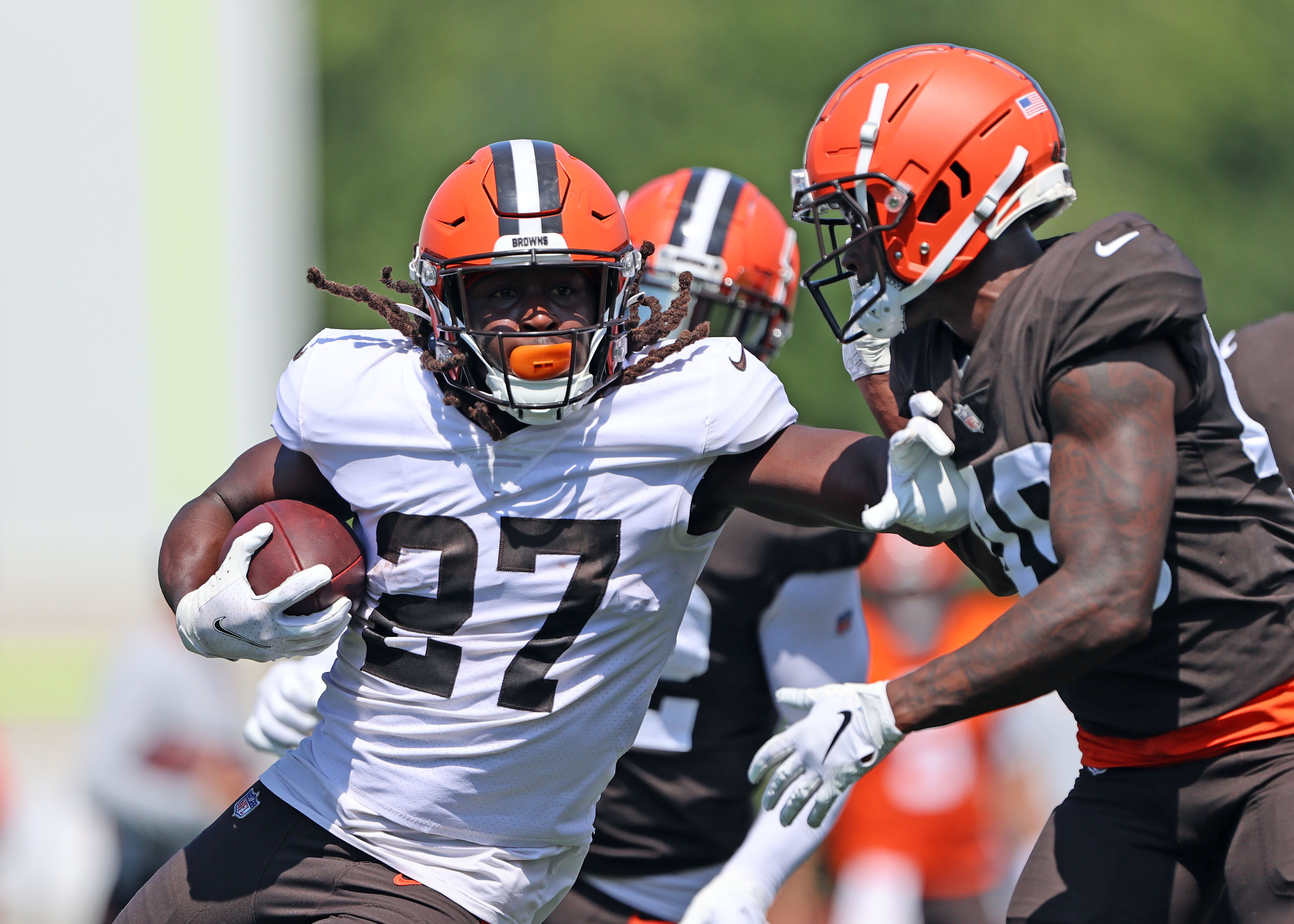 Browns' Kareem Hunt dons Nick Chubb shirt in return to Cleveland