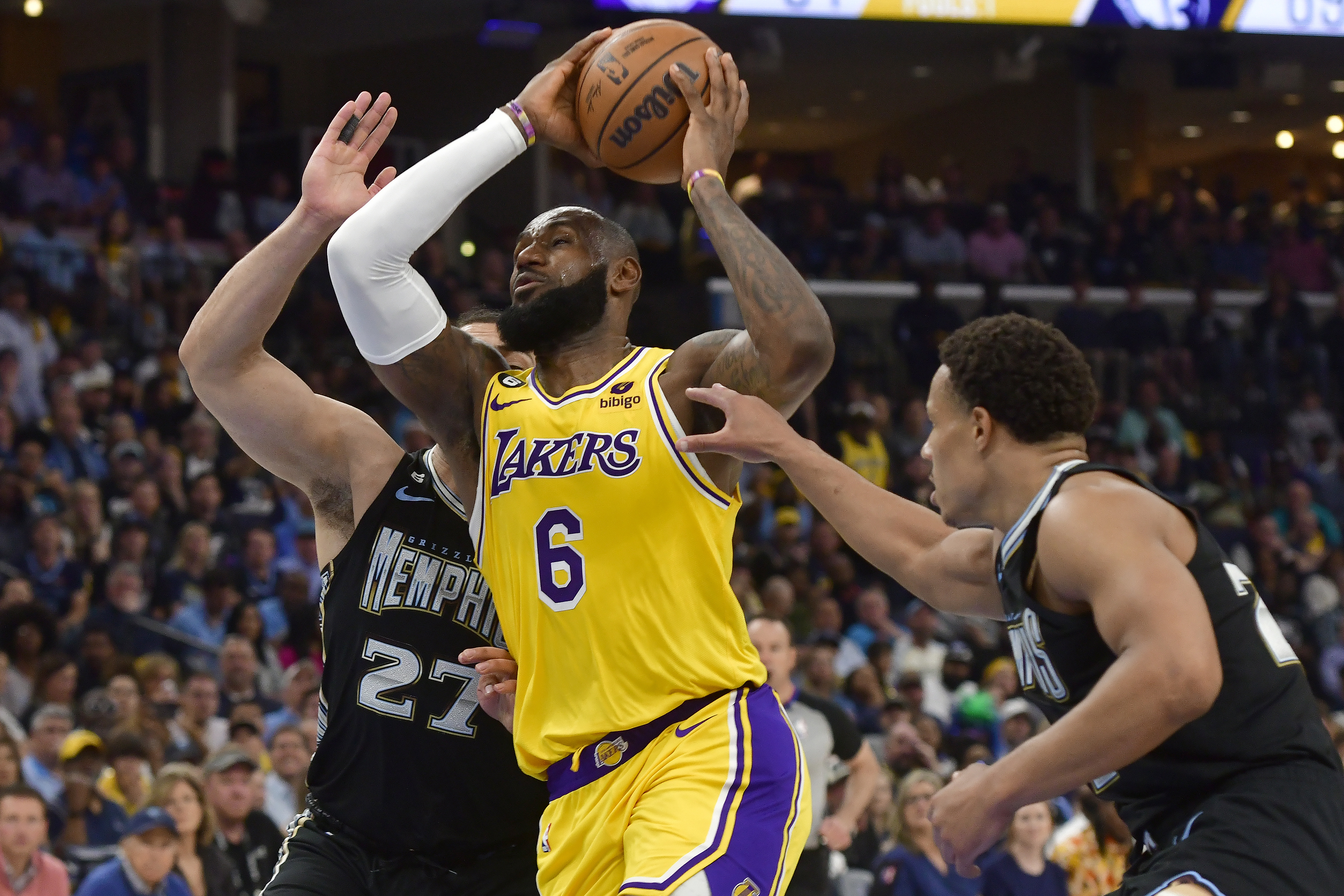NBA playoffs 2021: Anthony Davis, LeBron James help Lakers trounce Suns to  take Game 3 - DraftKings Network