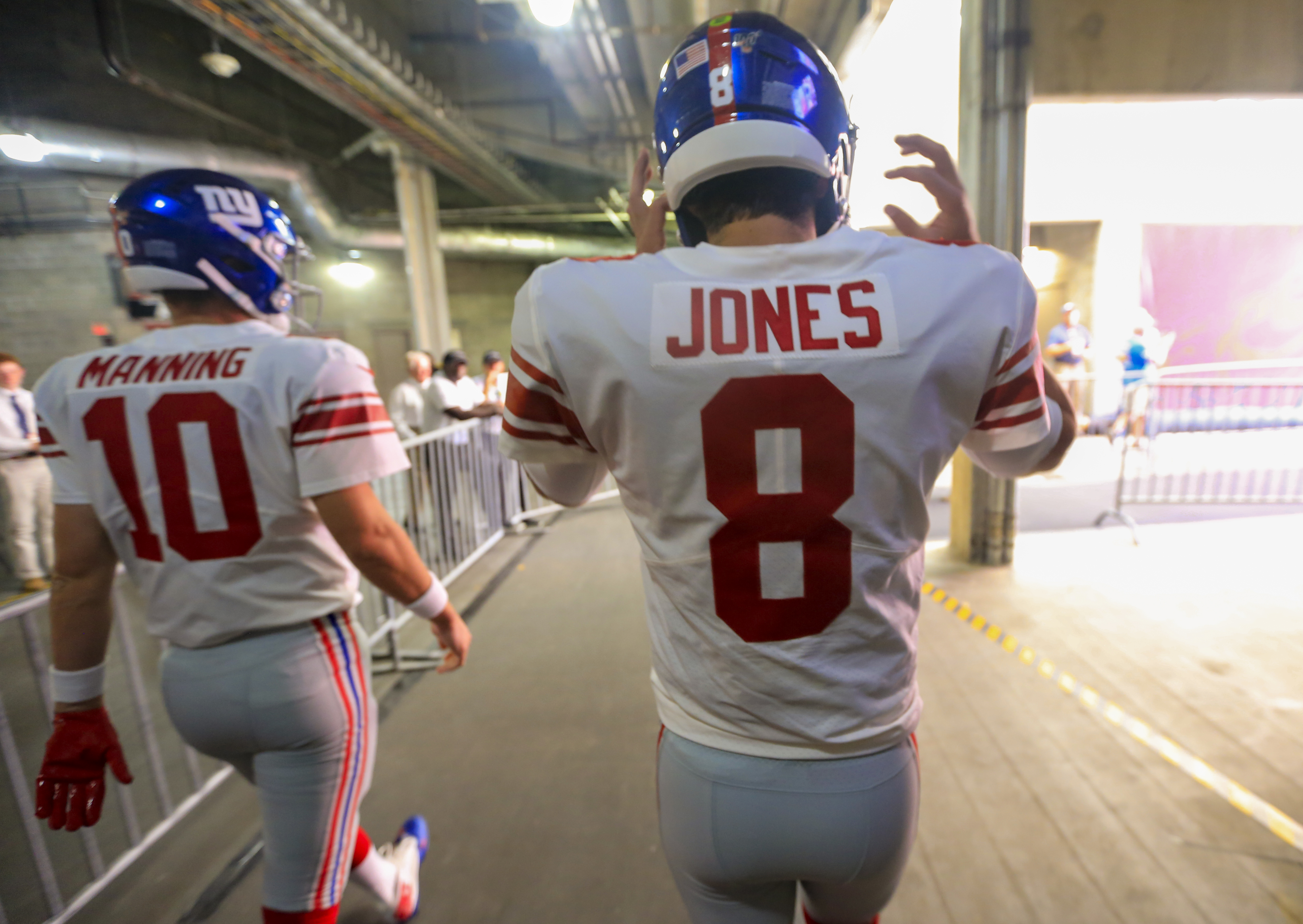 Giants QB Daniel Jones received 'little pep talk' from Eli Manning