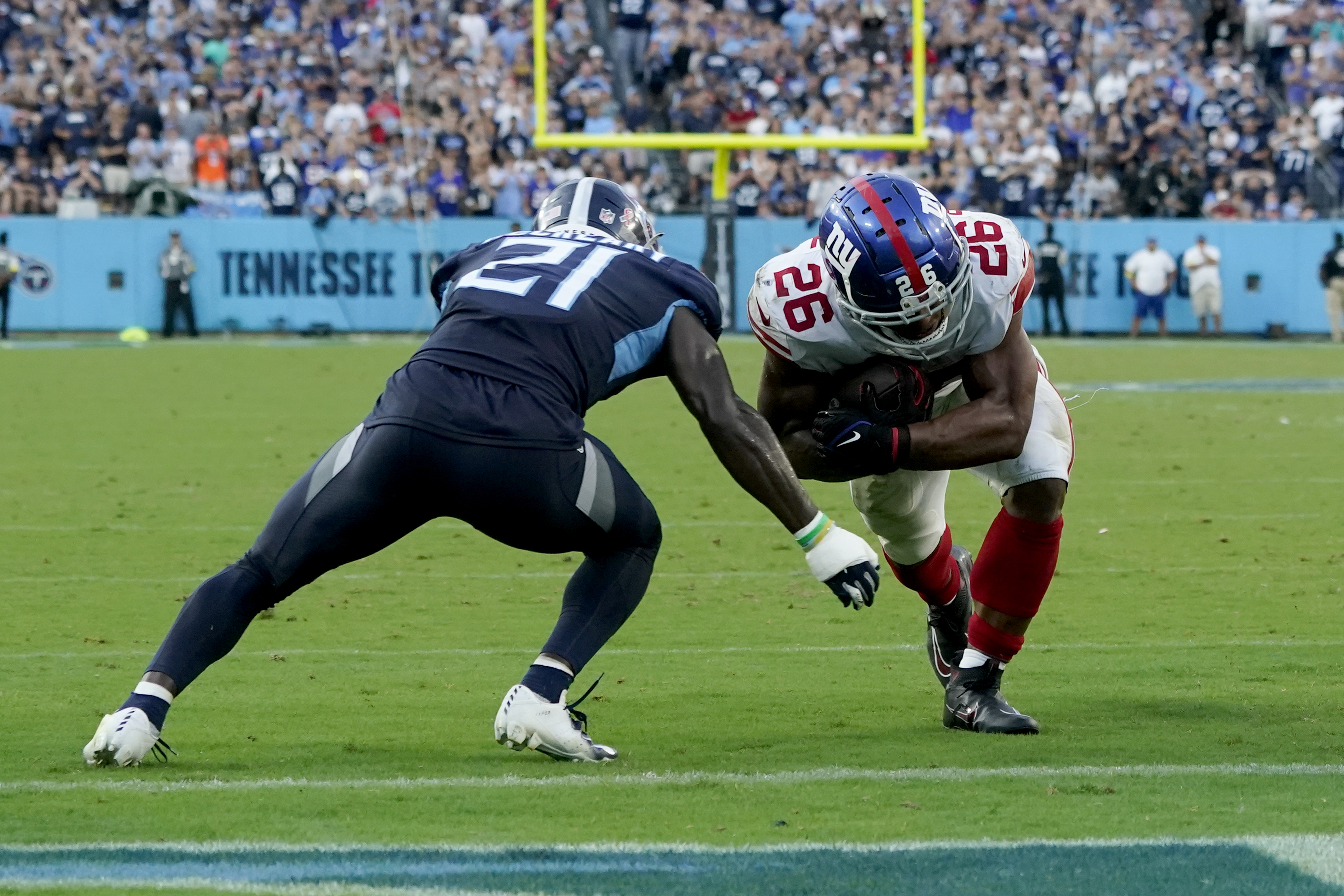 Giants get tricky, shock Titans with winning two-point conversion