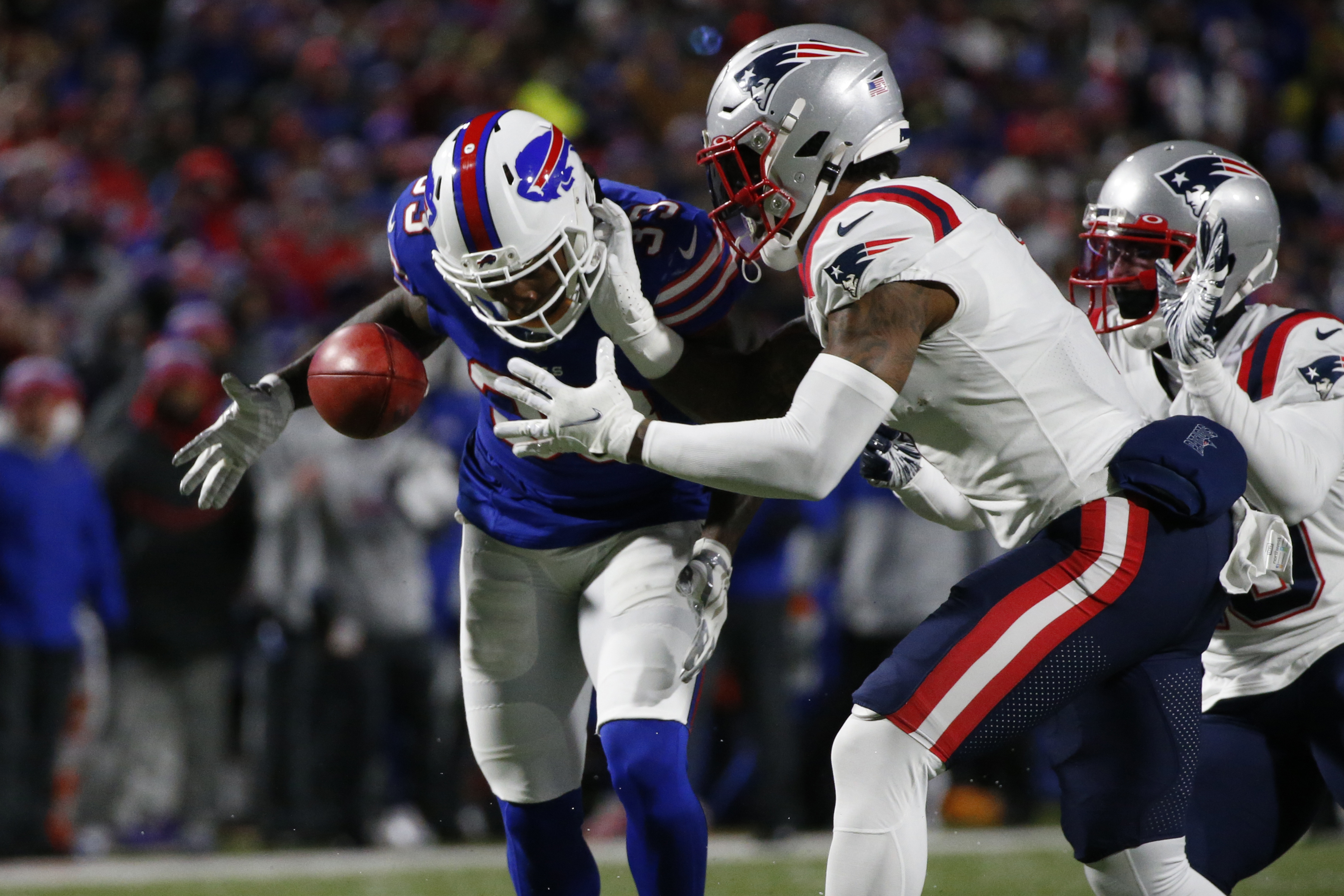 Patriots out-run Bills in 14-10 win in blustery conditions