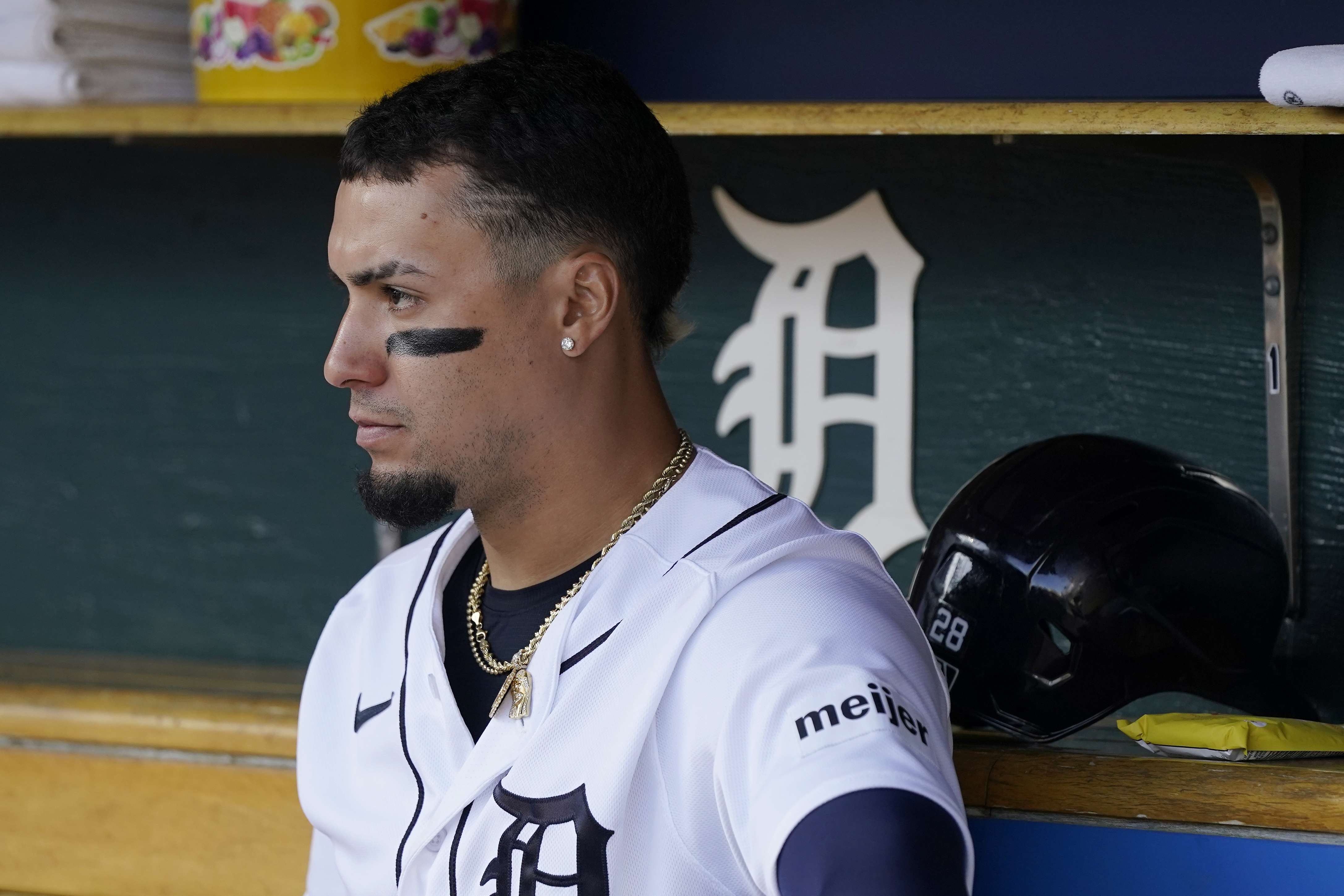 Cabrera helps Tigers top White Sox