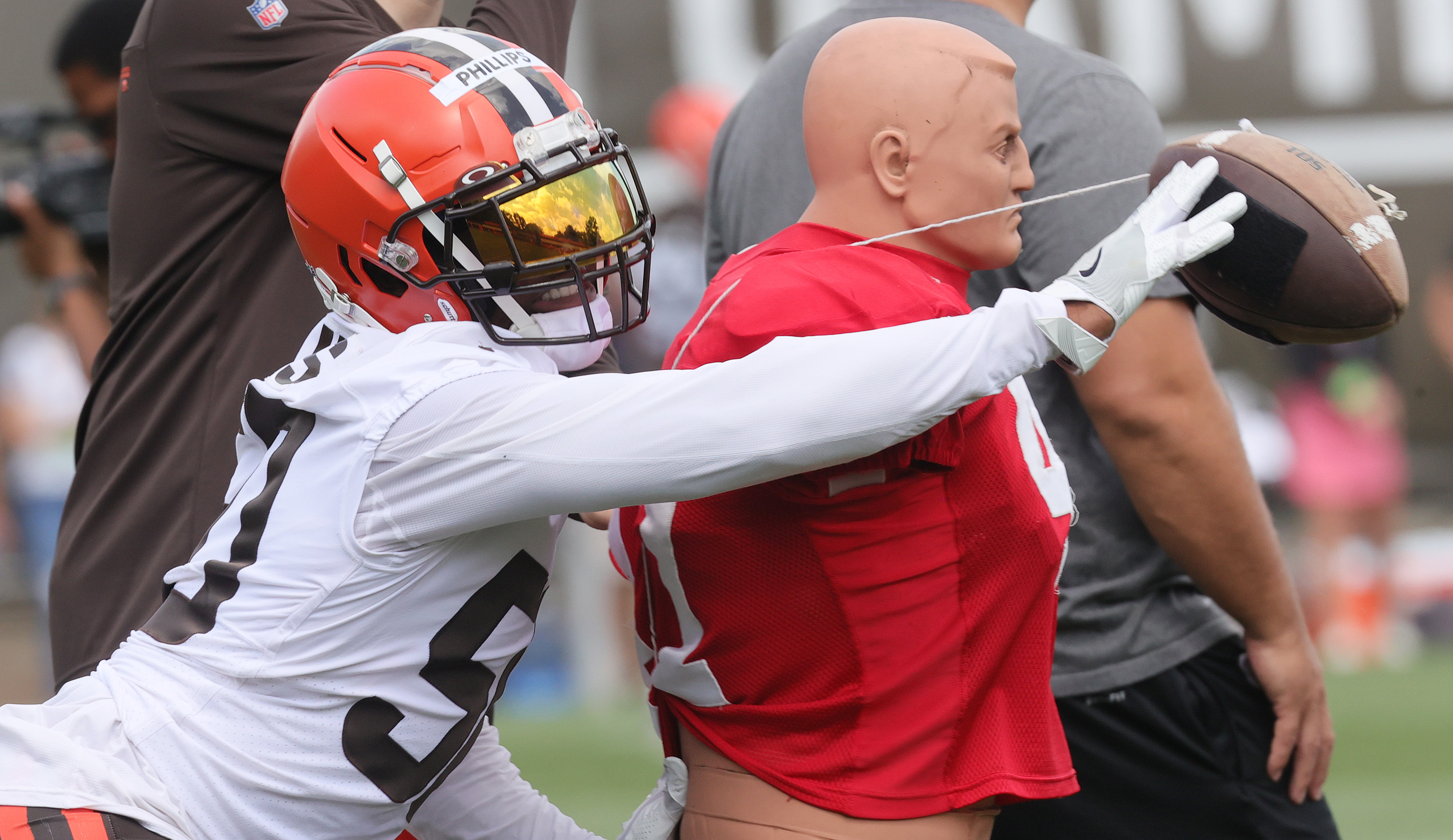 Cleveland Browns defensive end Isaac Rochell (98) runs off of the line of  scrimmage during an