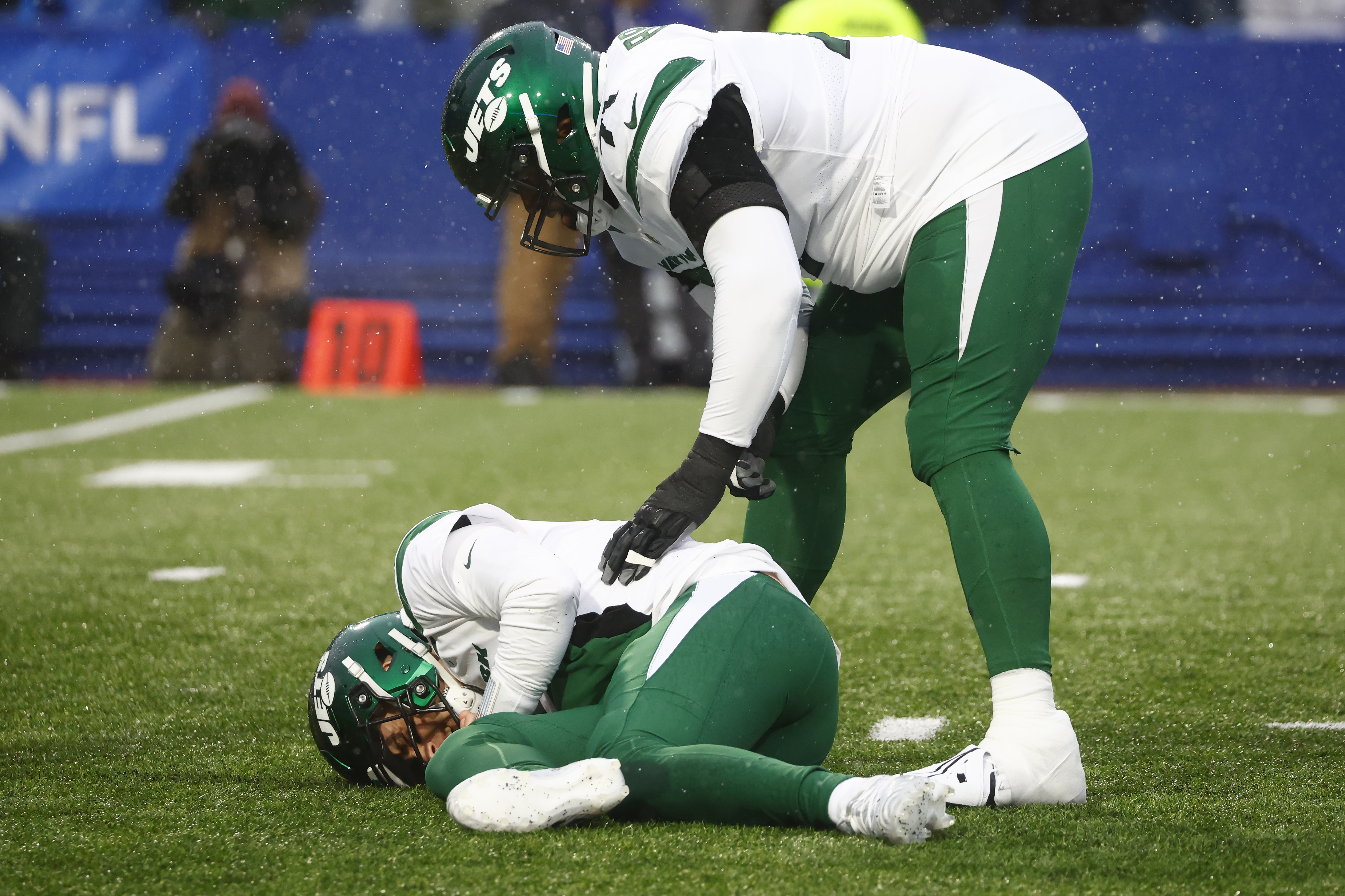 Jets' White cleared by docs, will start at QB on Sunday