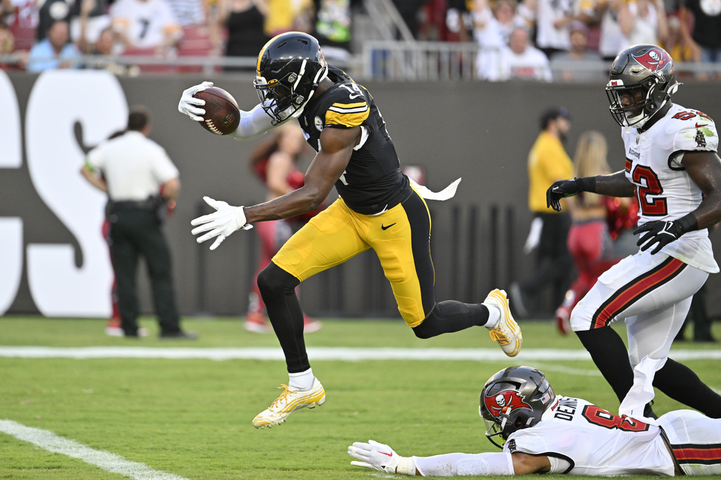 George Pickens of the Pittsburgh Steelers breaks a tackle by Nolan News  Photo - Getty Images