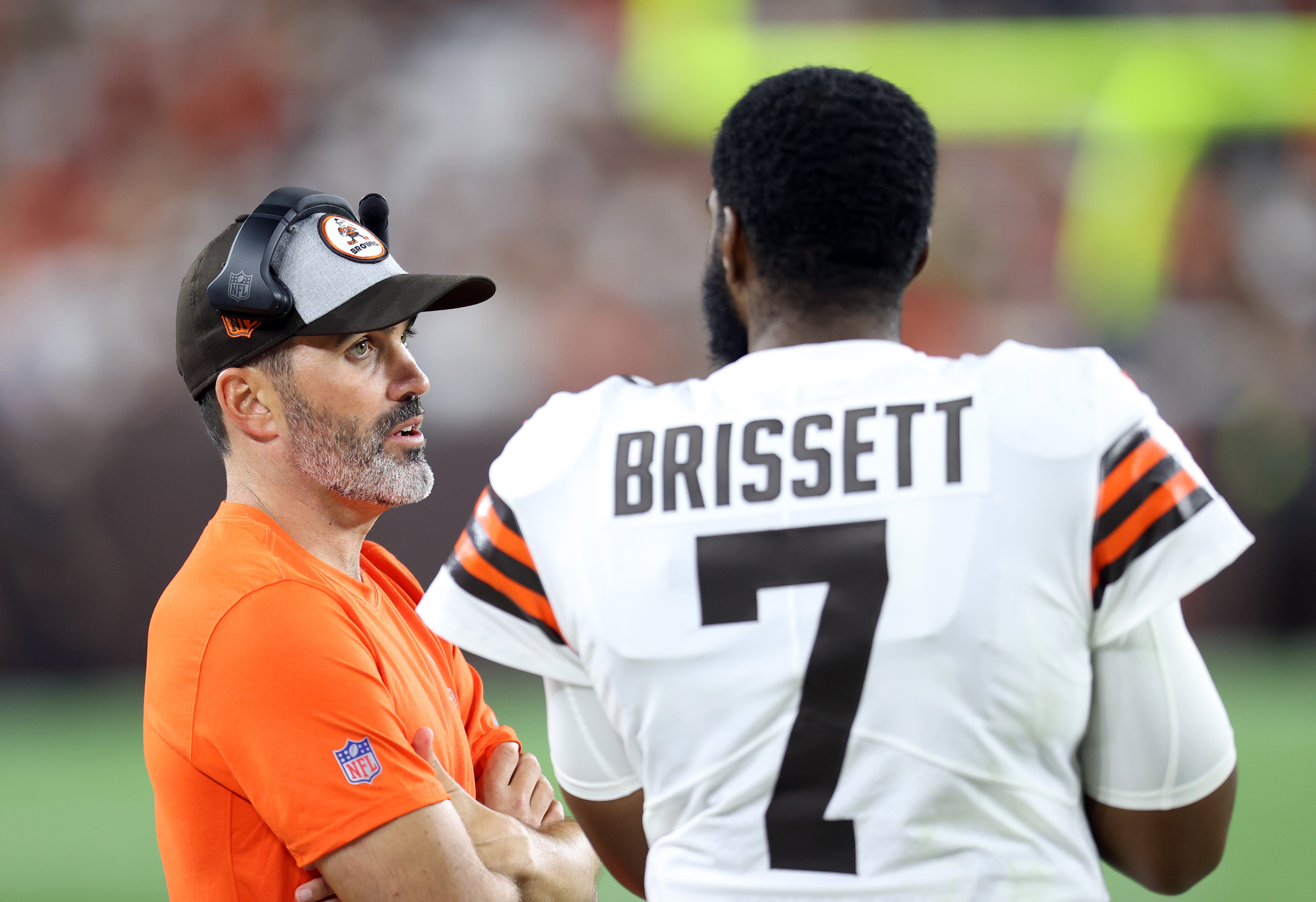 Cleveland Browns quarterback Jacoby Brissett (7) listens to a