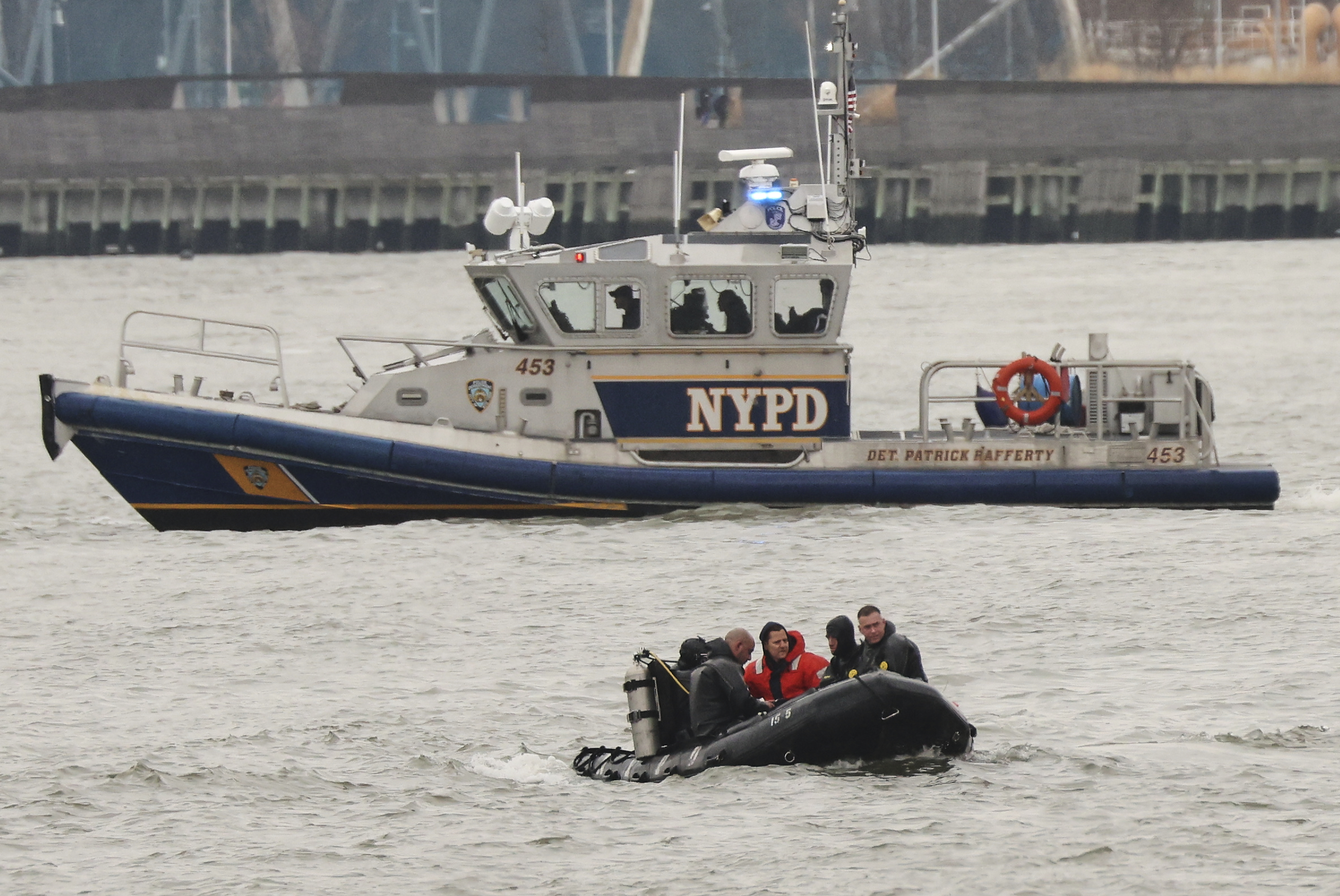 Divers resume search for helicopter parts after it crashed into